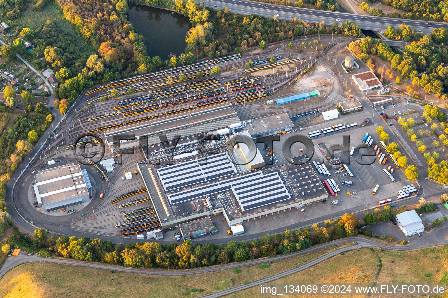 Vue aérienne de Depot West Verkehrsbetriebe Karlsruhe GmbH - Depot West à le quartier Knielingen in Karlsruhe dans le département Bade-Wurtemberg, Allemagne