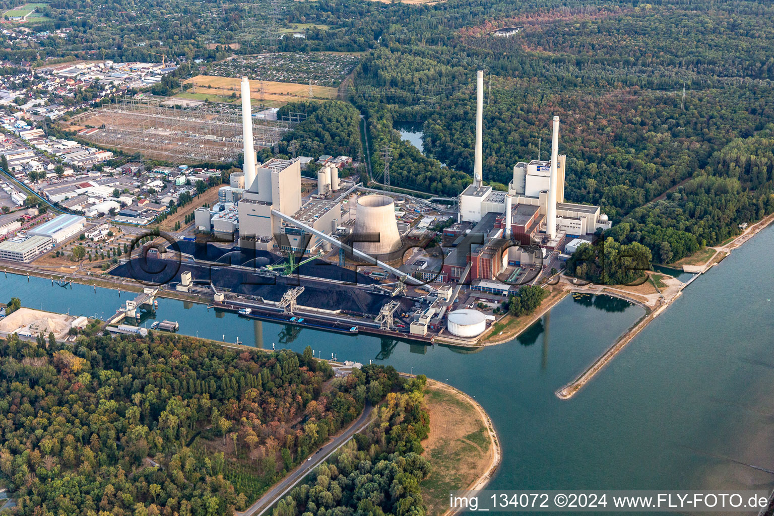 Vue aérienne de EnBW Energie Baden-Württemberg AG, centrale à vapeur de Rheinhafen Karlsruhe à le quartier Daxlanden in Karlsruhe dans le département Bade-Wurtemberg, Allemagne