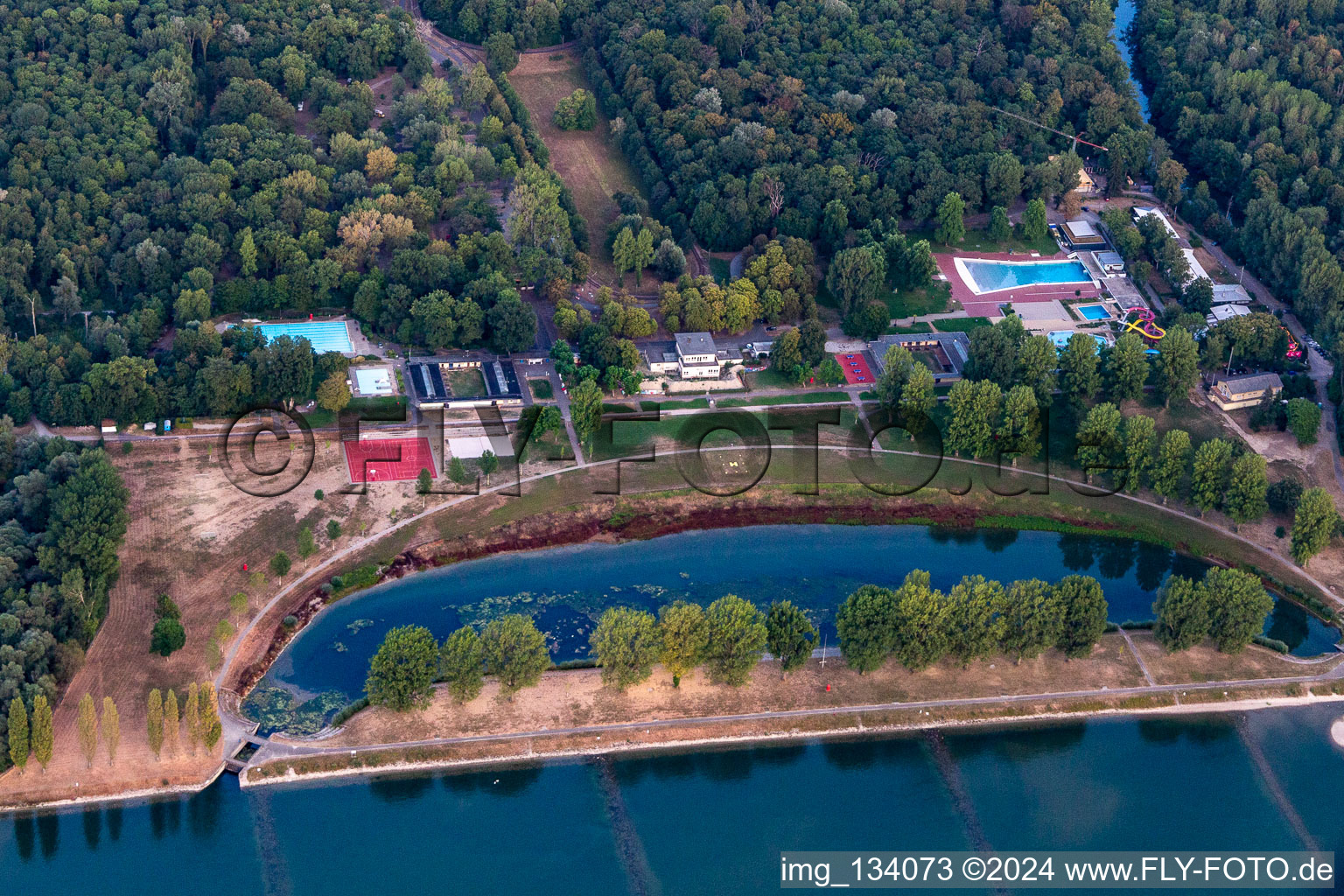 Rheinstrandbad Rappenwört à le quartier Daxlanden in Karlsruhe dans le département Bade-Wurtemberg, Allemagne vue d'en haut