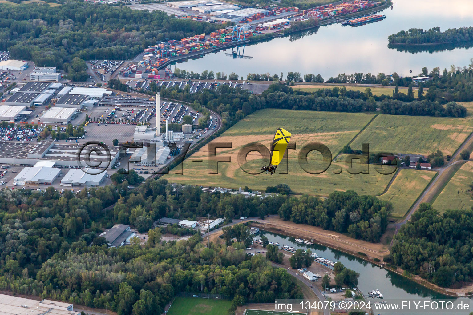 Vue aérienne de Port Maximiliansau à le quartier Maximiliansau in Wörth am Rhein dans le département Rhénanie-Palatinat, Allemagne