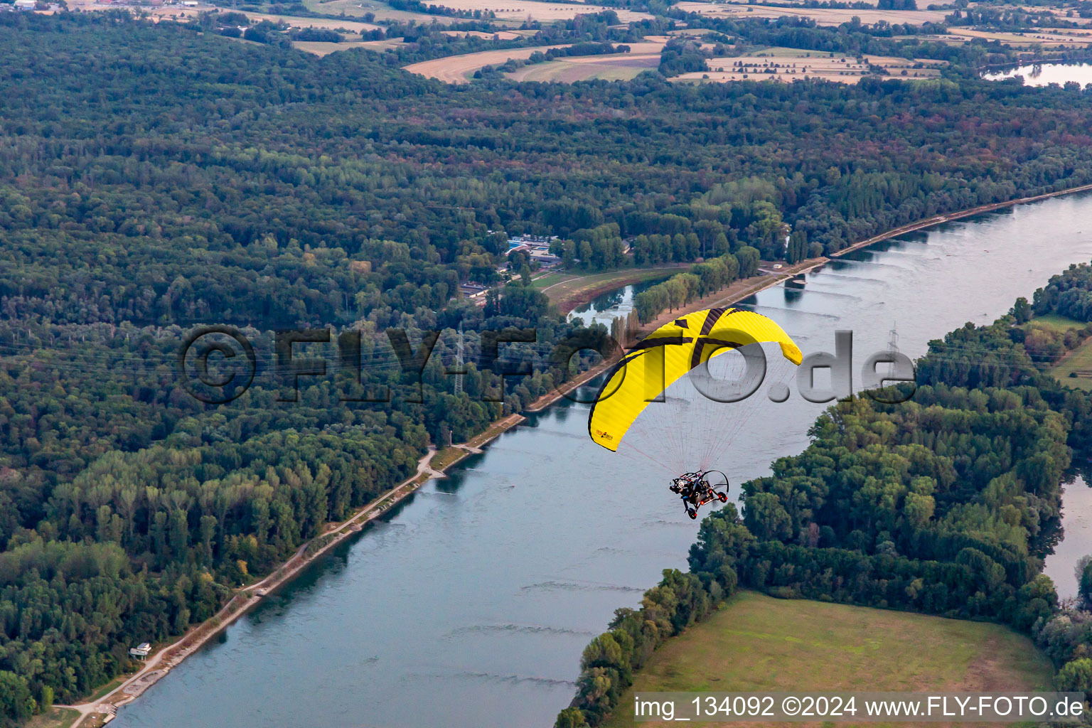 Vue aérienne de Fond d'or à le quartier Maximiliansau in Wörth am Rhein dans le département Rhénanie-Palatinat, Allemagne