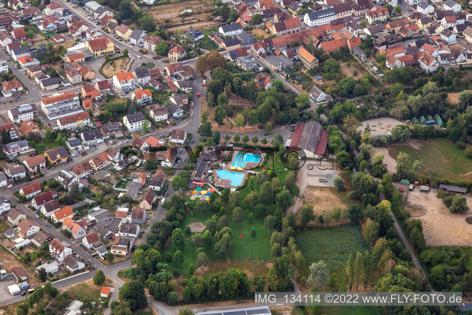 Vue aérienne de Piscine extérieure Graben-Neudorf à le quartier Graben in Graben-Neudorf dans le département Bade-Wurtemberg, Allemagne