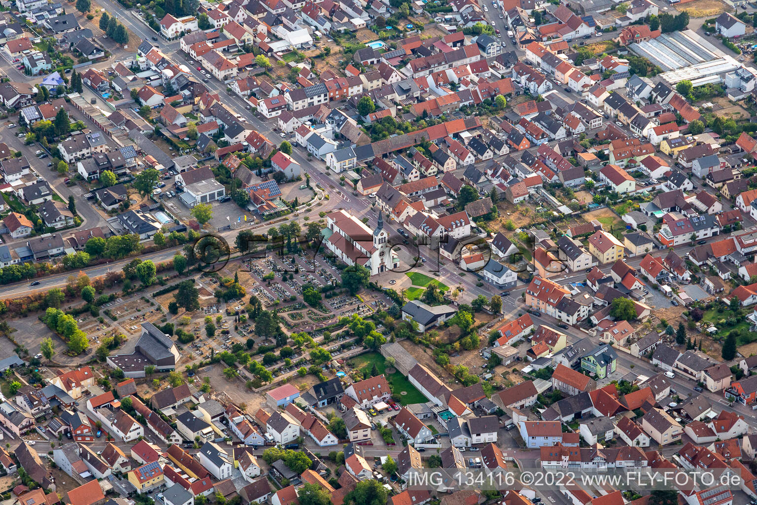 Vue aérienne de Cimetière Neudorf à le quartier Neudorf in Graben-Neudorf dans le département Bade-Wurtemberg, Allemagne