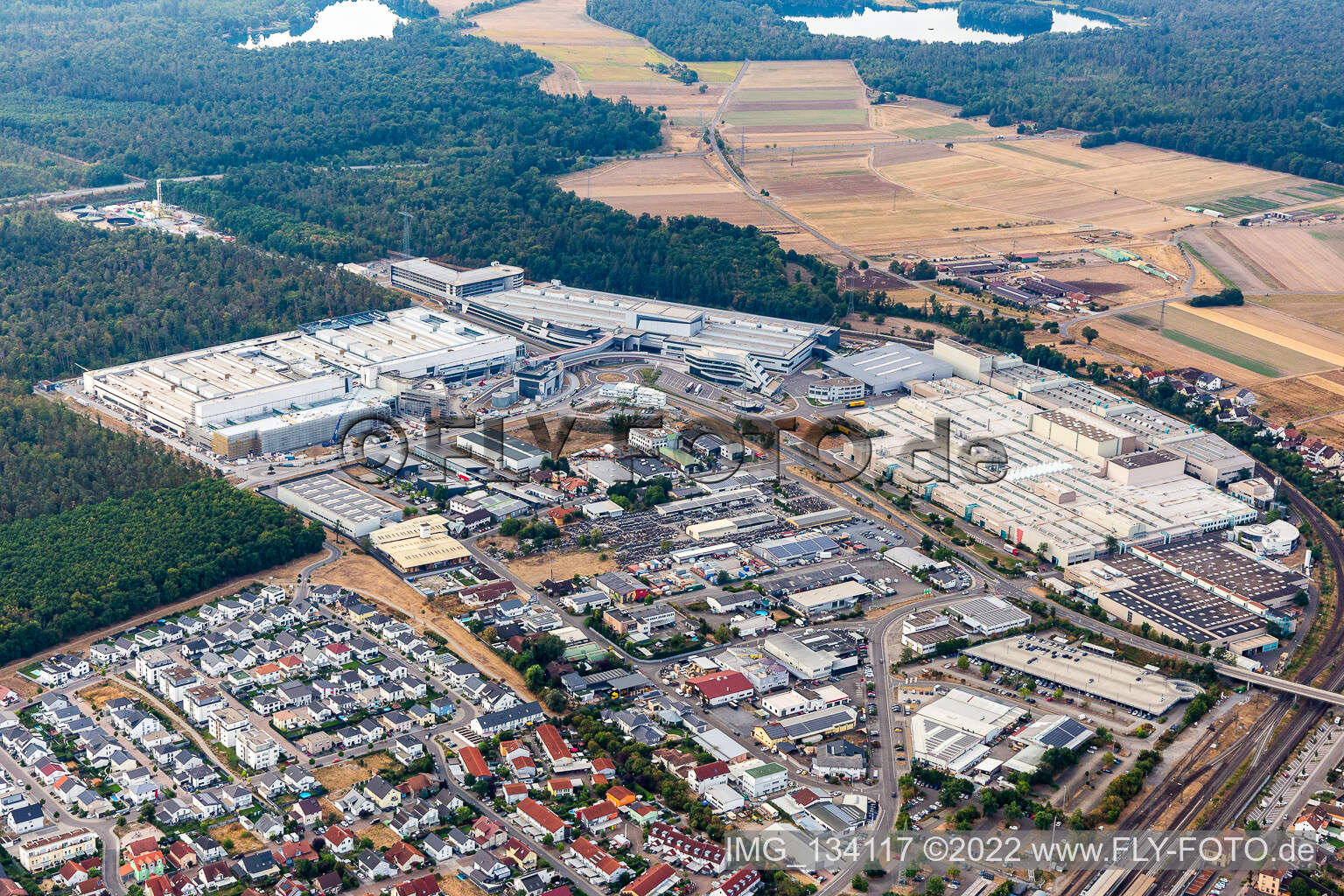 SEW-EURODRIVE GmbH & Co KG – usine de fabrication et mécanique/mécatronique SCC à le quartier Graben in Graben-Neudorf dans le département Bade-Wurtemberg, Allemagne vue d'en haut