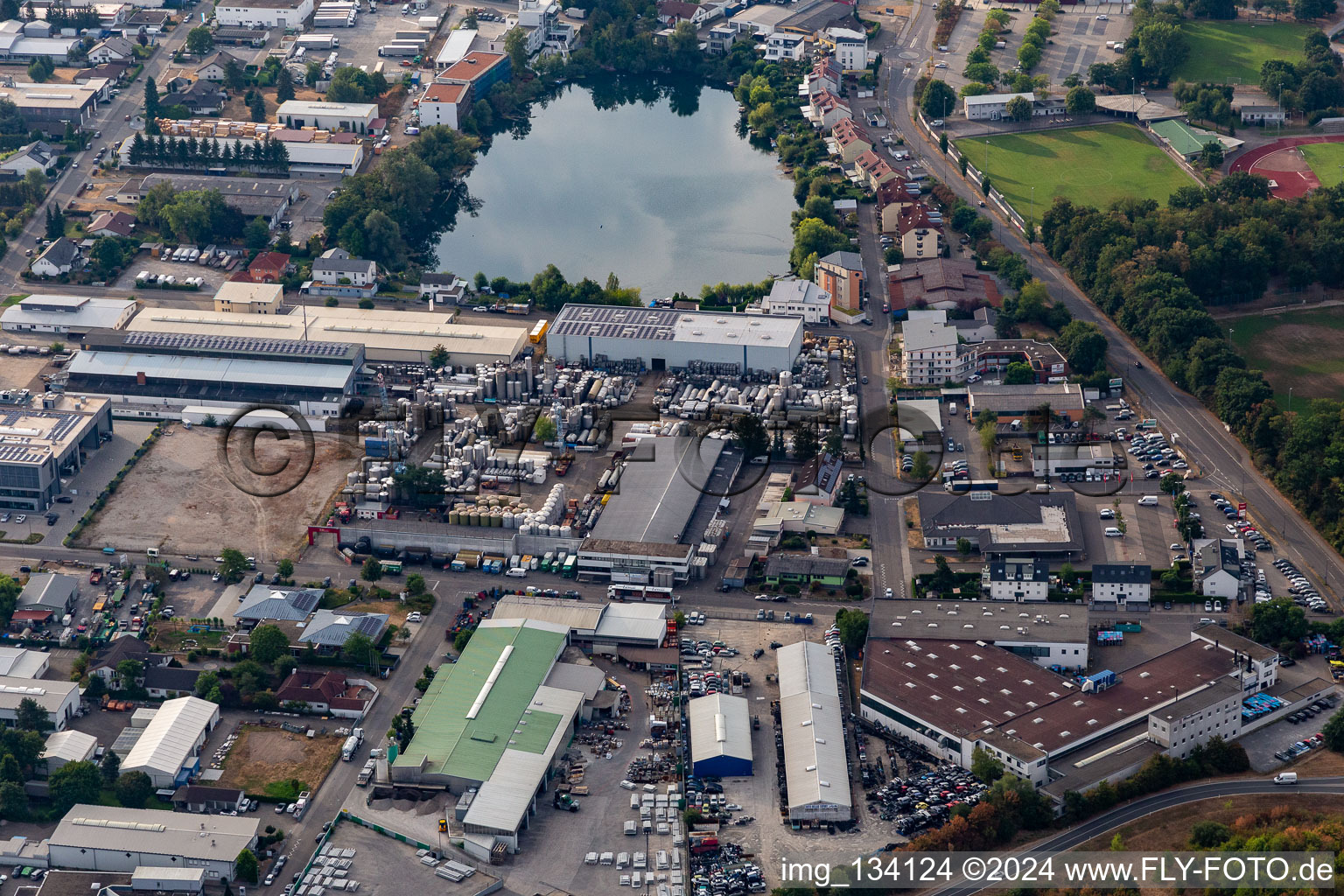 Vue aérienne de RONAL GmbH devant le Waldsee à Forst dans le département Bade-Wurtemberg, Allemagne