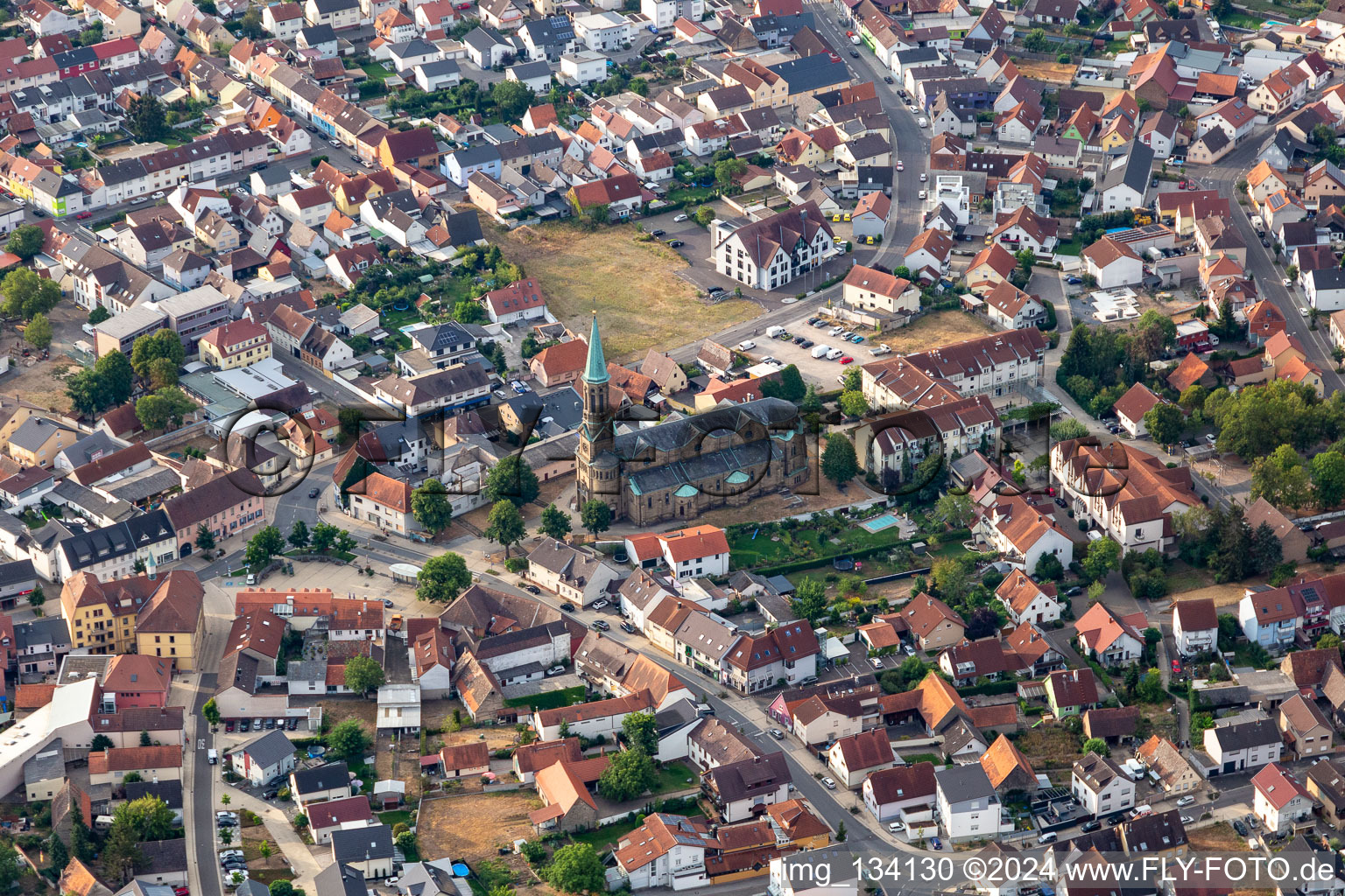 Vue aérienne de Église paroissiale catholique de Sainte-Barbe à Forst dans le département Bade-Wurtemberg, Allemagne