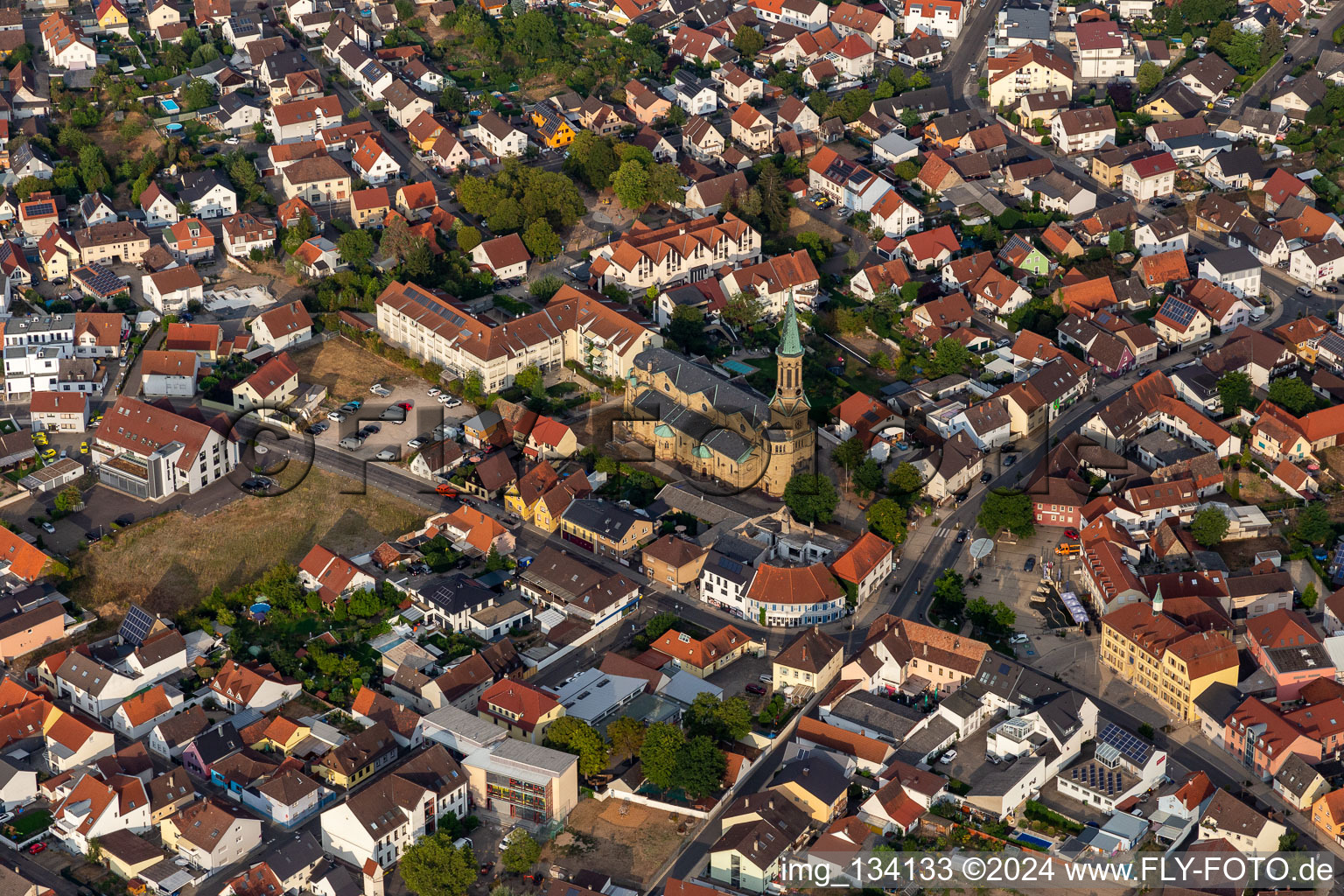 Vue aérienne de Église paroissiale catholique de Sainte-Barbe à Forst dans le département Bade-Wurtemberg, Allemagne