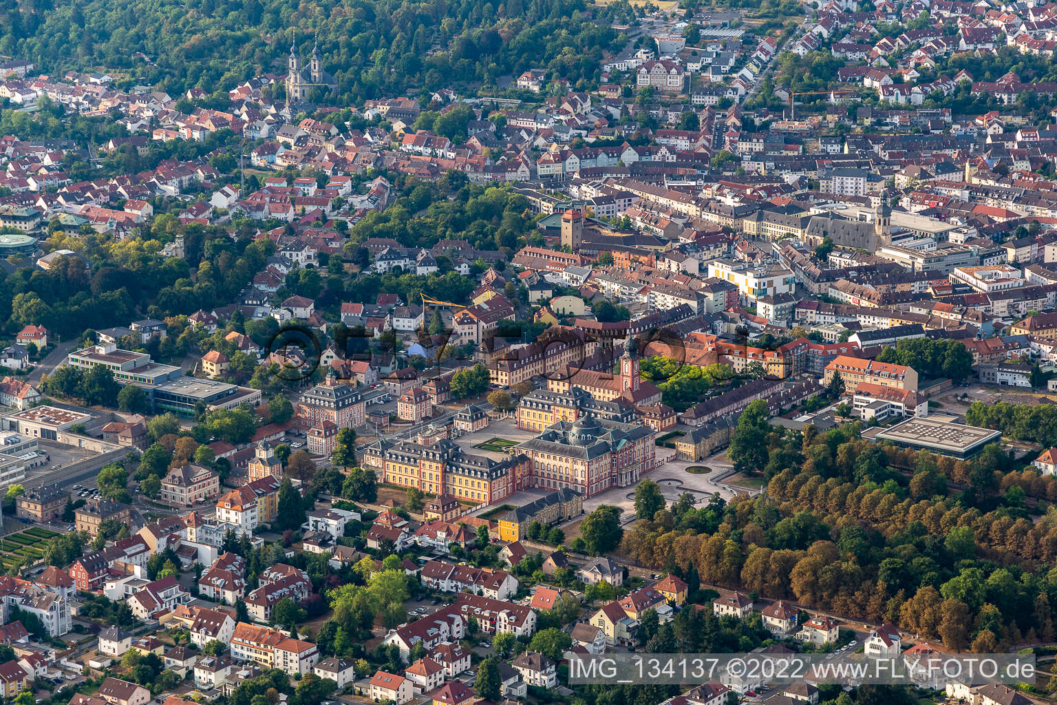 Vue aérienne de Jardin du château et château Bruchsal à Bruchsal dans le département Bade-Wurtemberg, Allemagne