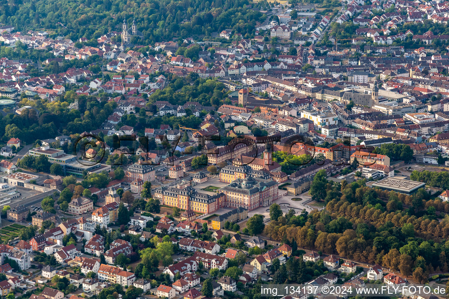 Vue aérienne de Jardin du château et château Bruchsal à Bruchsal dans le département Bade-Wurtemberg, Allemagne