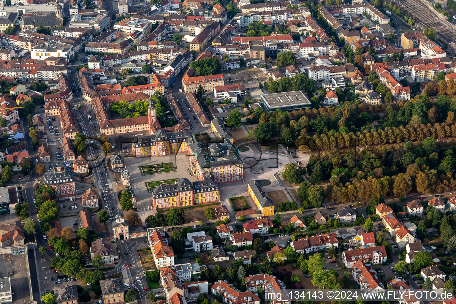 Vue aérienne de Jardin du château et château Bruchsal à Bruchsal dans le département Bade-Wurtemberg, Allemagne