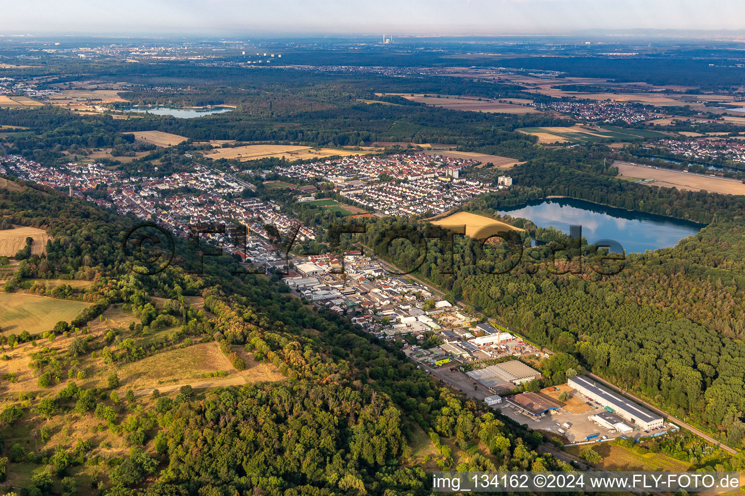 Vue oblique de Zone industrielle du Schollengarten à le quartier Untergrombach in Bruchsal dans le département Bade-Wurtemberg, Allemagne