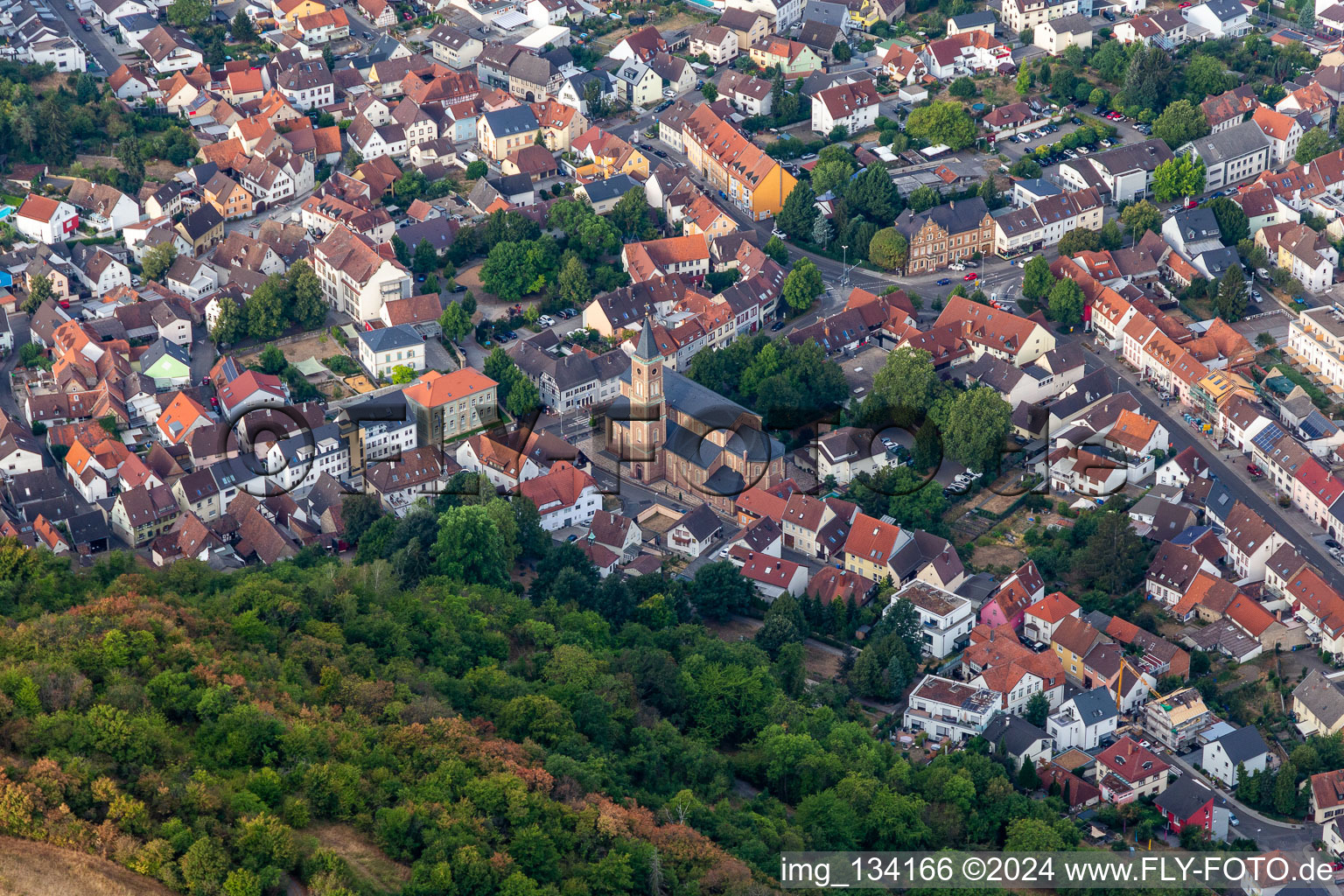 Vue aérienne de Église paroissiale de Saint-Côme et Damien à Untergrombach à le quartier Untergrombach in Bruchsal dans le département Bade-Wurtemberg, Allemagne