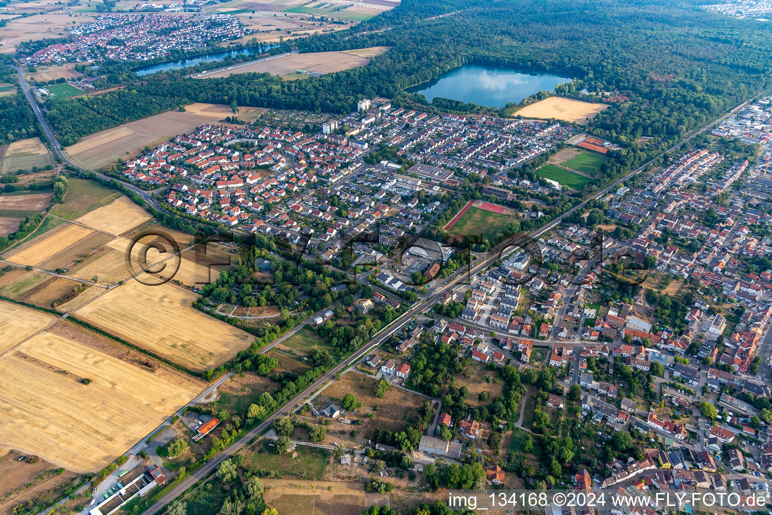 Vue aérienne de Étang de carrière à le quartier Untergrombach in Bruchsal dans le département Bade-Wurtemberg, Allemagne