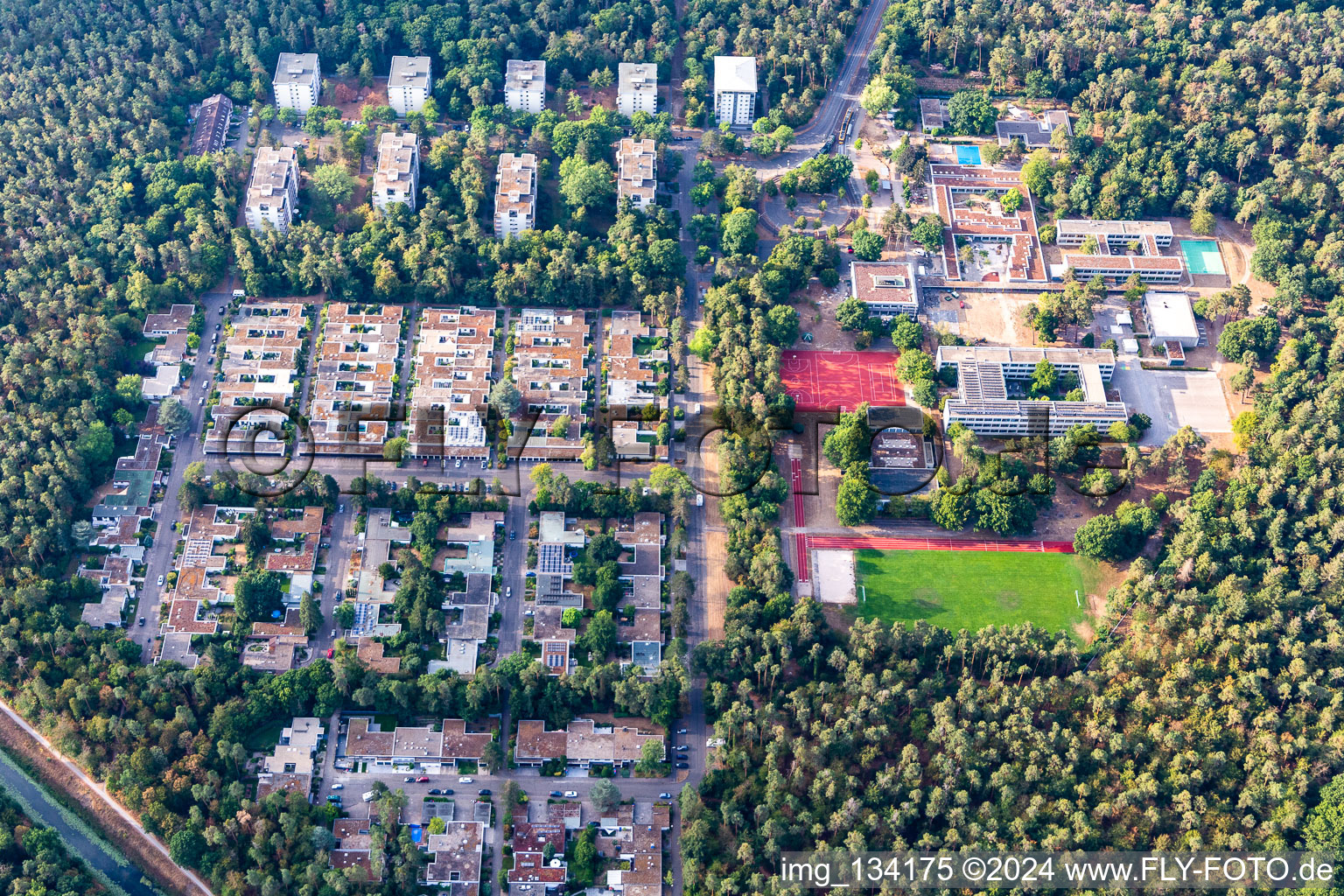 Vue aérienne de École européenne à le quartier Waldstadt in Karlsruhe dans le département Bade-Wurtemberg, Allemagne