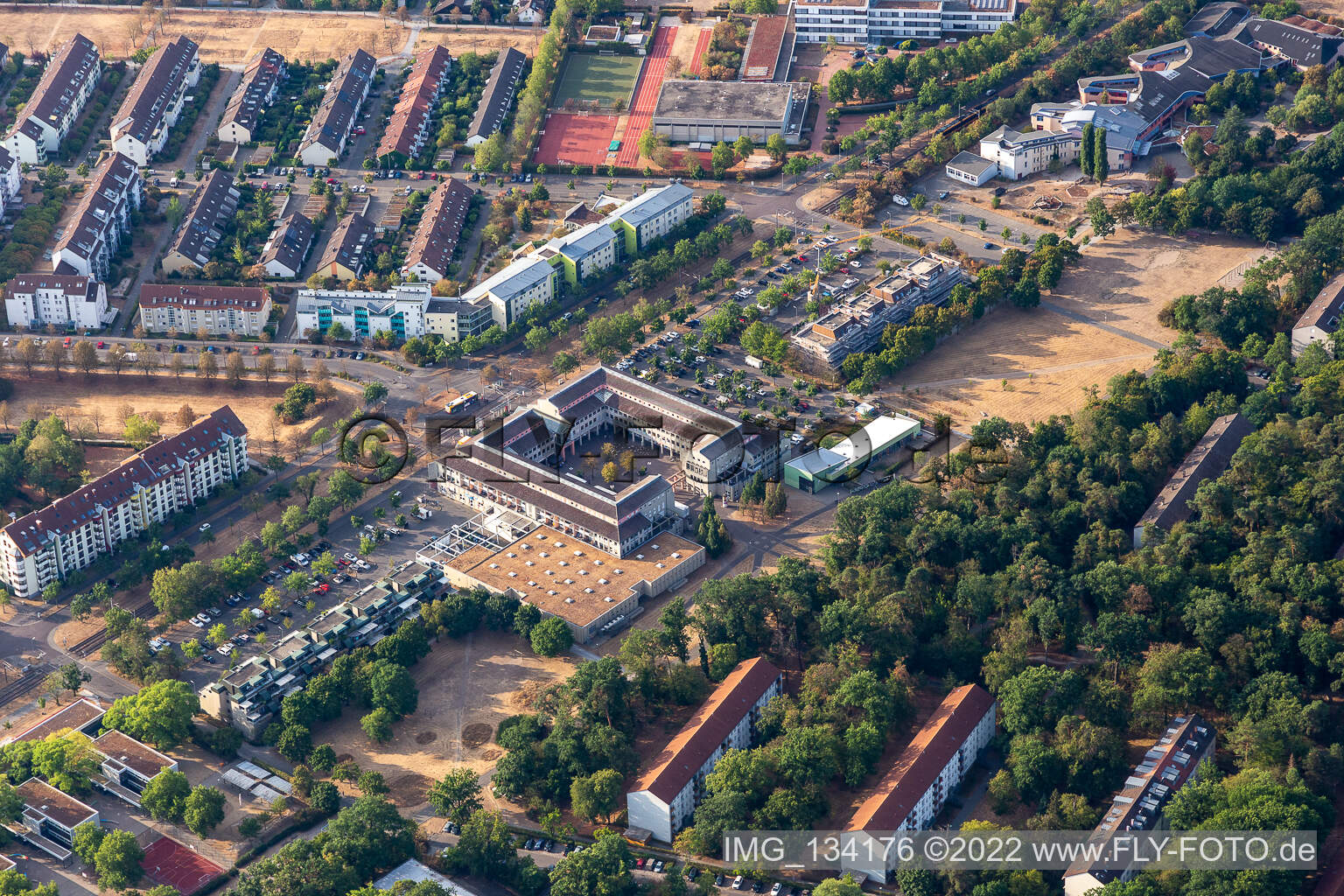 Vue aérienne de EDEKA au centre ville forestier Waldstadt à le quartier Waldstadt in Karlsruhe dans le département Bade-Wurtemberg, Allemagne