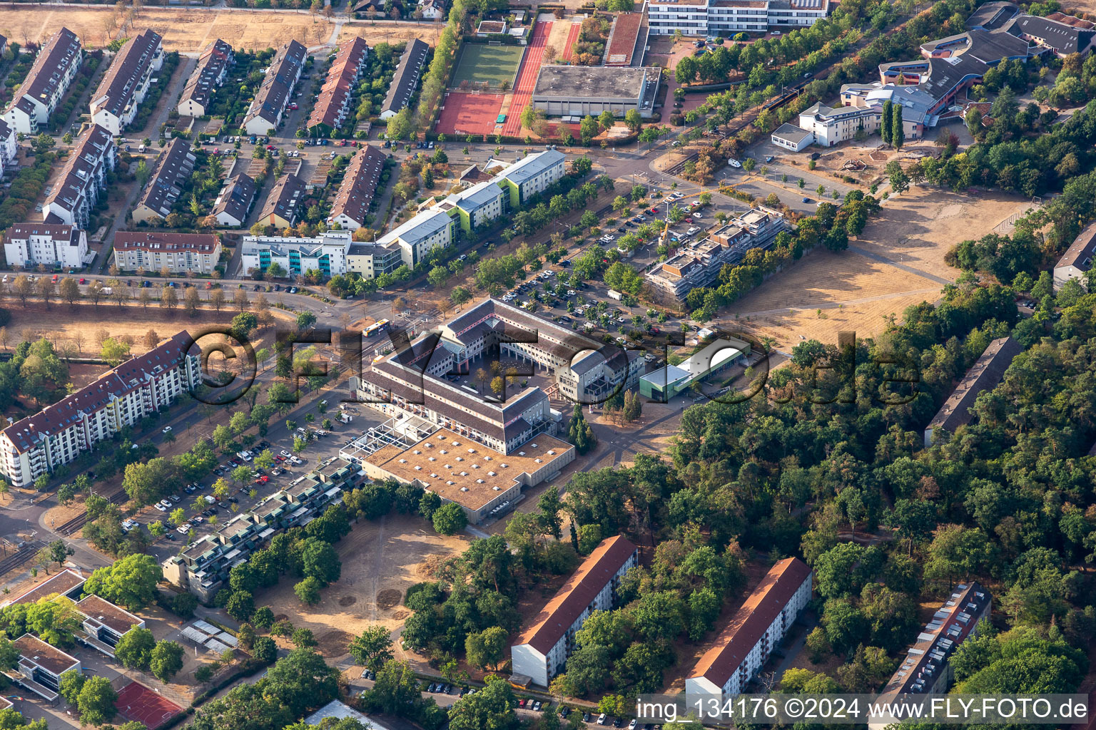 Vue aérienne de EDEKA au centre ville forestier Waldstadt à le quartier Waldstadt in Karlsruhe dans le département Bade-Wurtemberg, Allemagne