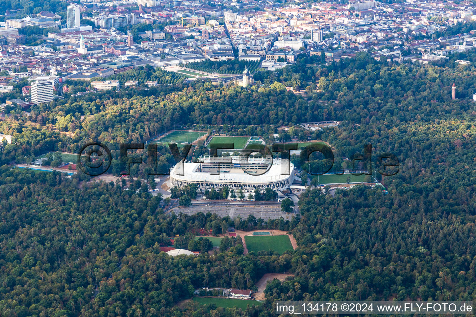 Vue aérienne de Nouveau chantier pour le stade Wildpark du Karlsruher Sport-Club GmbH & Co. KGaA à le quartier Innenstadt-Ost in Karlsruhe dans le département Bade-Wurtemberg, Allemagne