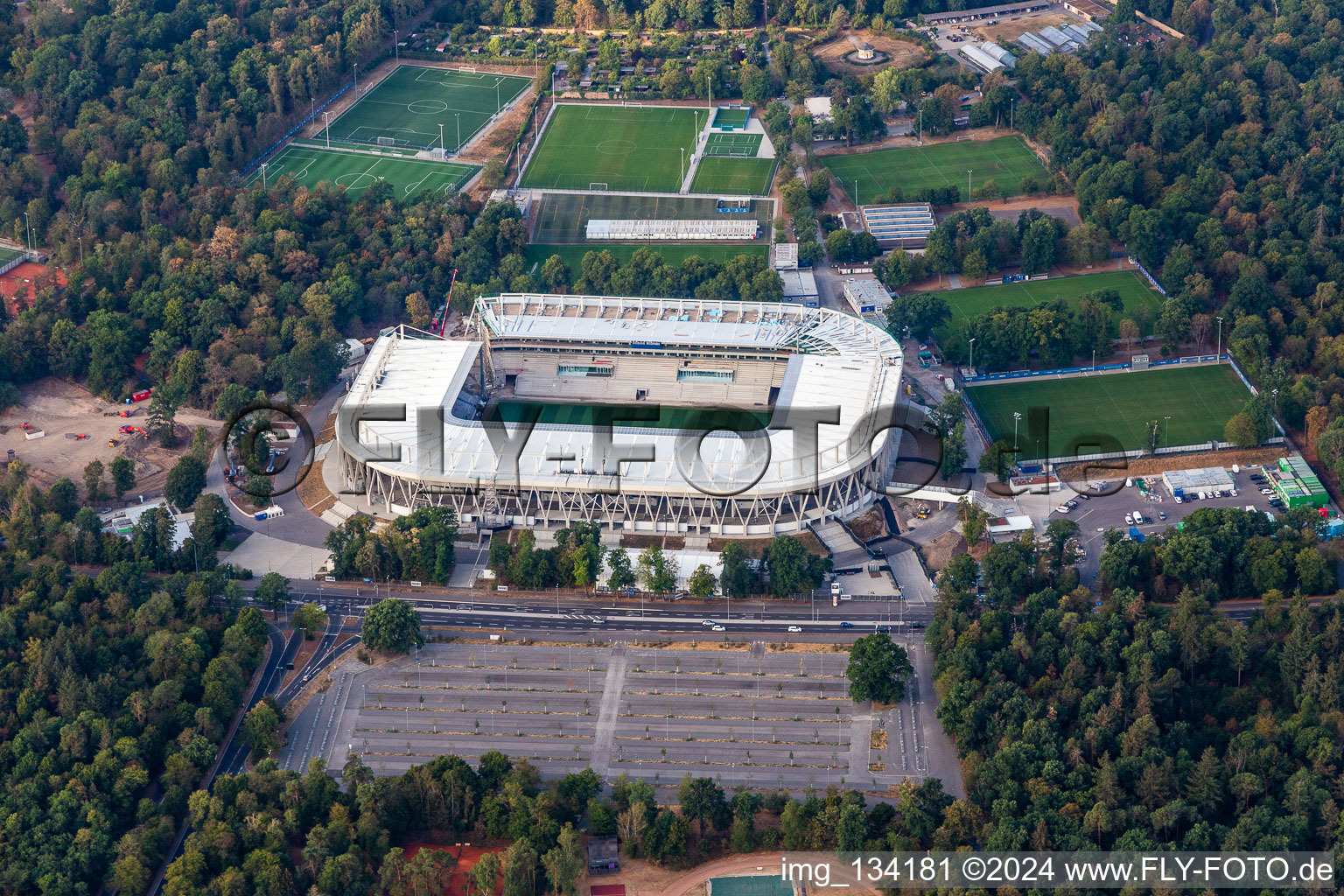 Vue aérienne de Nouveau chantier pour le stade Wildpark du Karlsruher Sport-Club GmbH & Co. KGaA à le quartier Innenstadt-Ost in Karlsruhe dans le département Bade-Wurtemberg, Allemagne