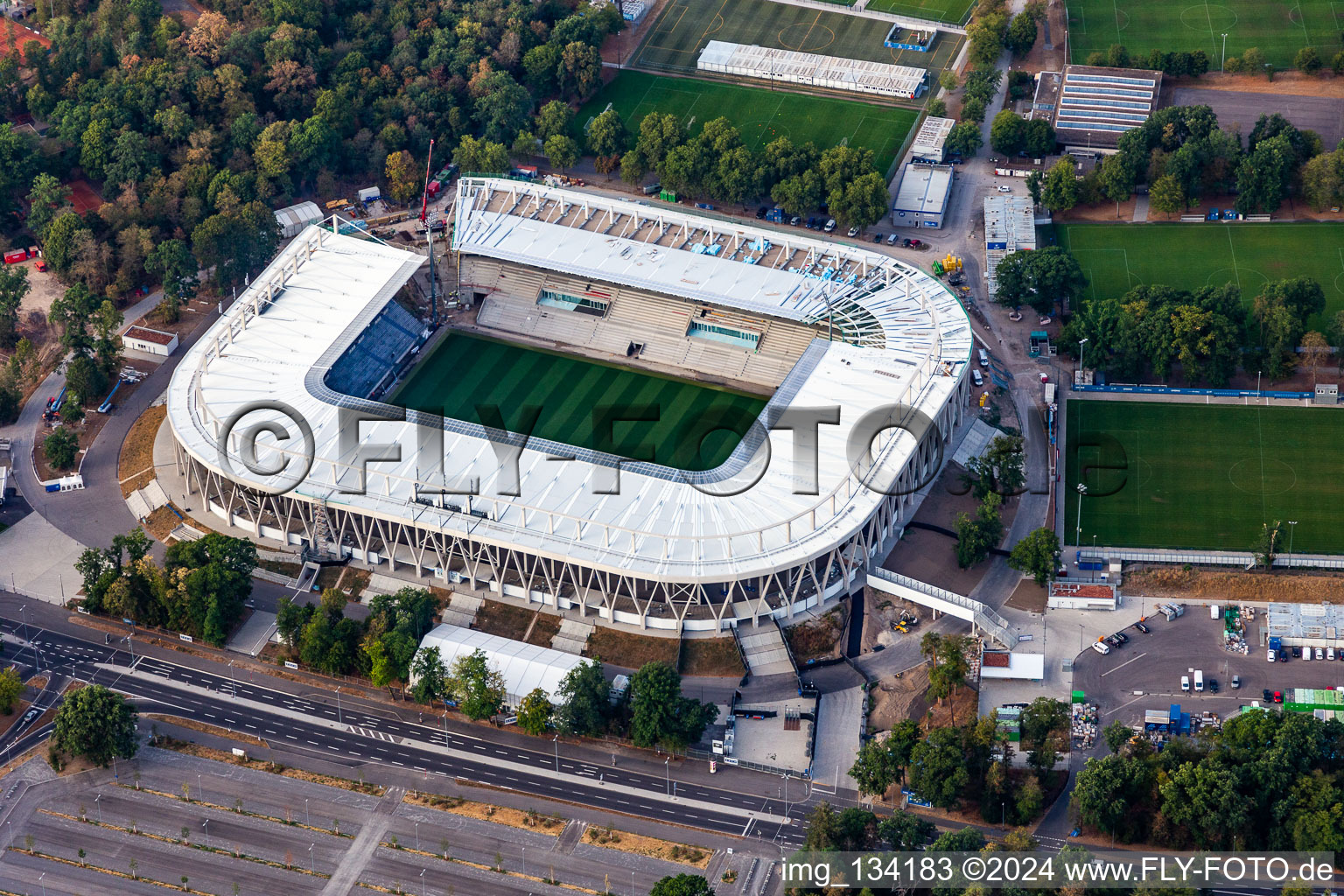 Vue oblique de Nouveau chantier pour le stade Wildpark du Karlsruher Sport-Club GmbH & Co. KGaA à le quartier Innenstadt-Ost in Karlsruhe dans le département Bade-Wurtemberg, Allemagne