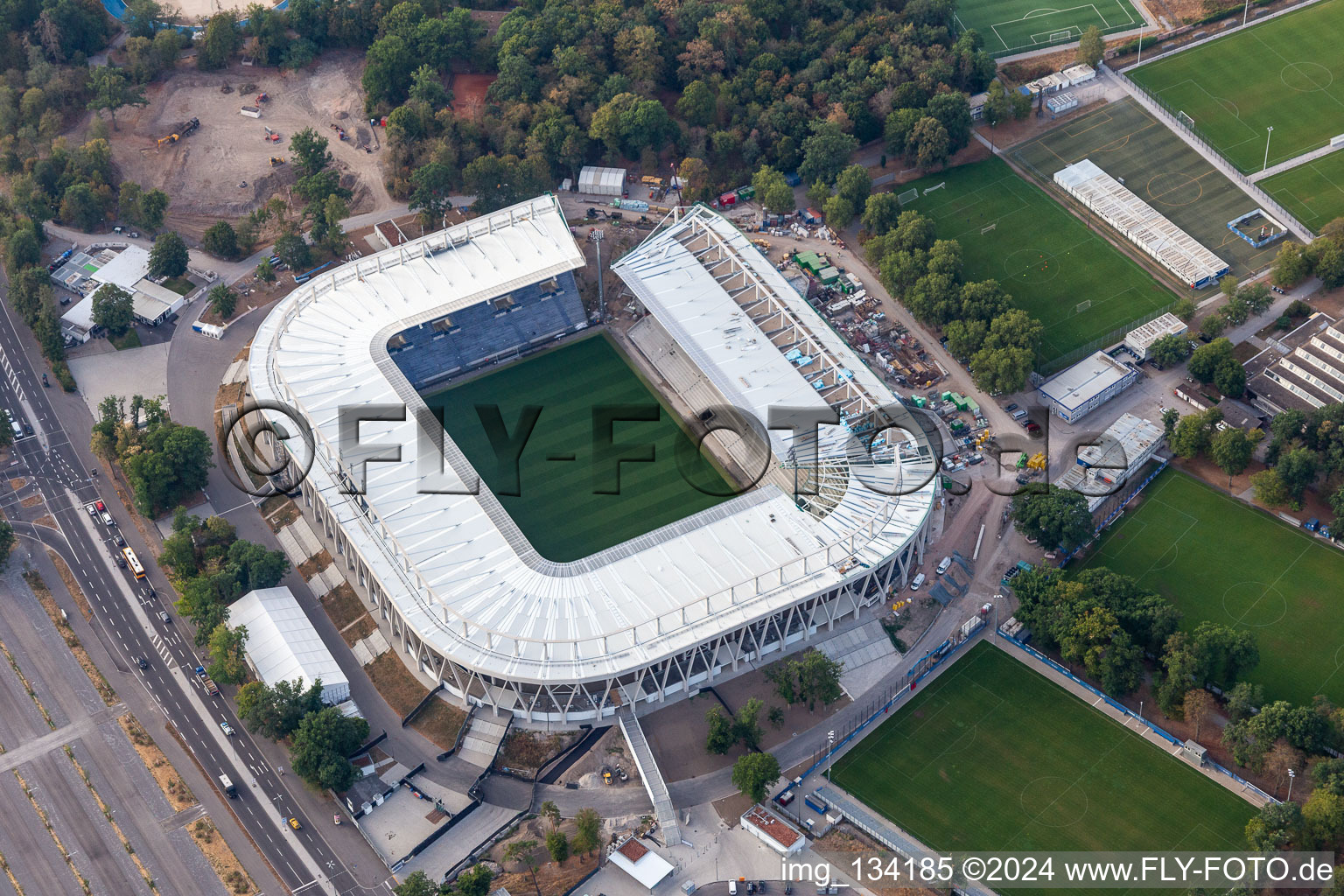 Nouveau chantier pour le stade Wildpark du Karlsruher Sport-Club GmbH & Co. KGaA à le quartier Innenstadt-Ost in Karlsruhe dans le département Bade-Wurtemberg, Allemagne hors des airs