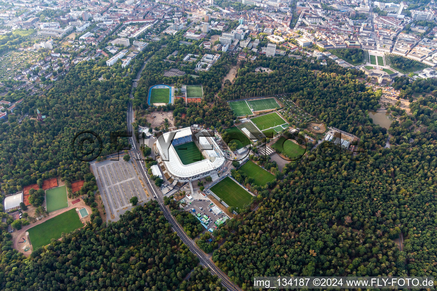 Nouveau chantier pour le stade Wildpark du Karlsruher Sport-Club GmbH & Co. KGaA à le quartier Innenstadt-Ost in Karlsruhe dans le département Bade-Wurtemberg, Allemagne vue d'en haut