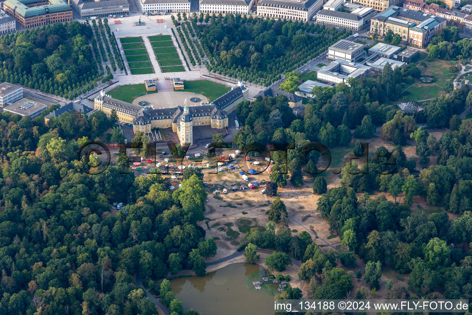 Vue aérienne de Jardin du château et château Karlsruhe à le quartier Innenstadt-West in Karlsruhe dans le département Bade-Wurtemberg, Allemagne