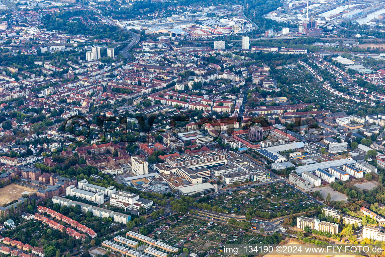 Vue aérienne de Hôpital municipal Karlsruhe à le quartier Nordweststadt in Karlsruhe dans le département Bade-Wurtemberg, Allemagne