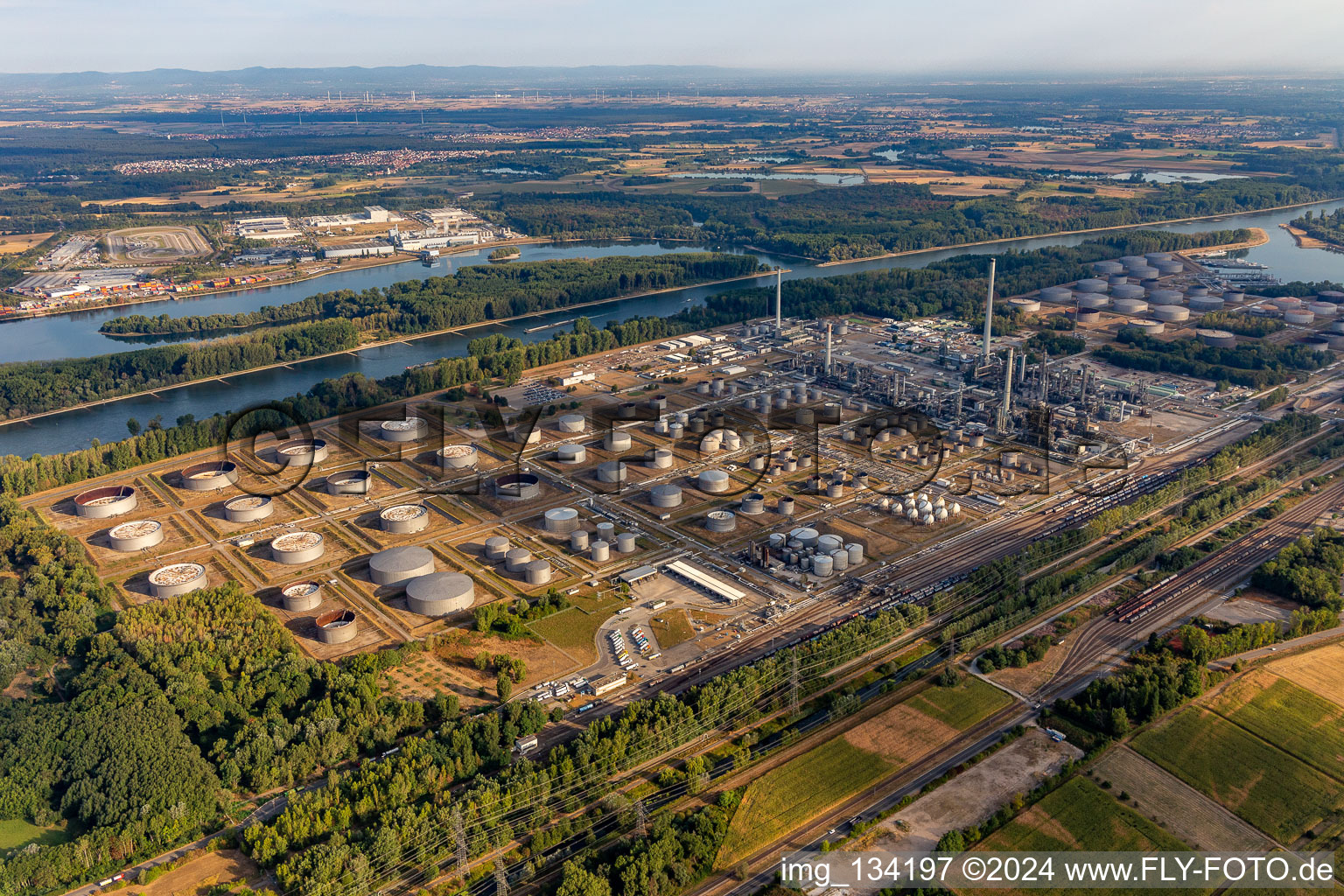 Vue aérienne de Raffinerie de pétrole du Haut-Rhin à le quartier Knielingen in Karlsruhe dans le département Bade-Wurtemberg, Allemagne