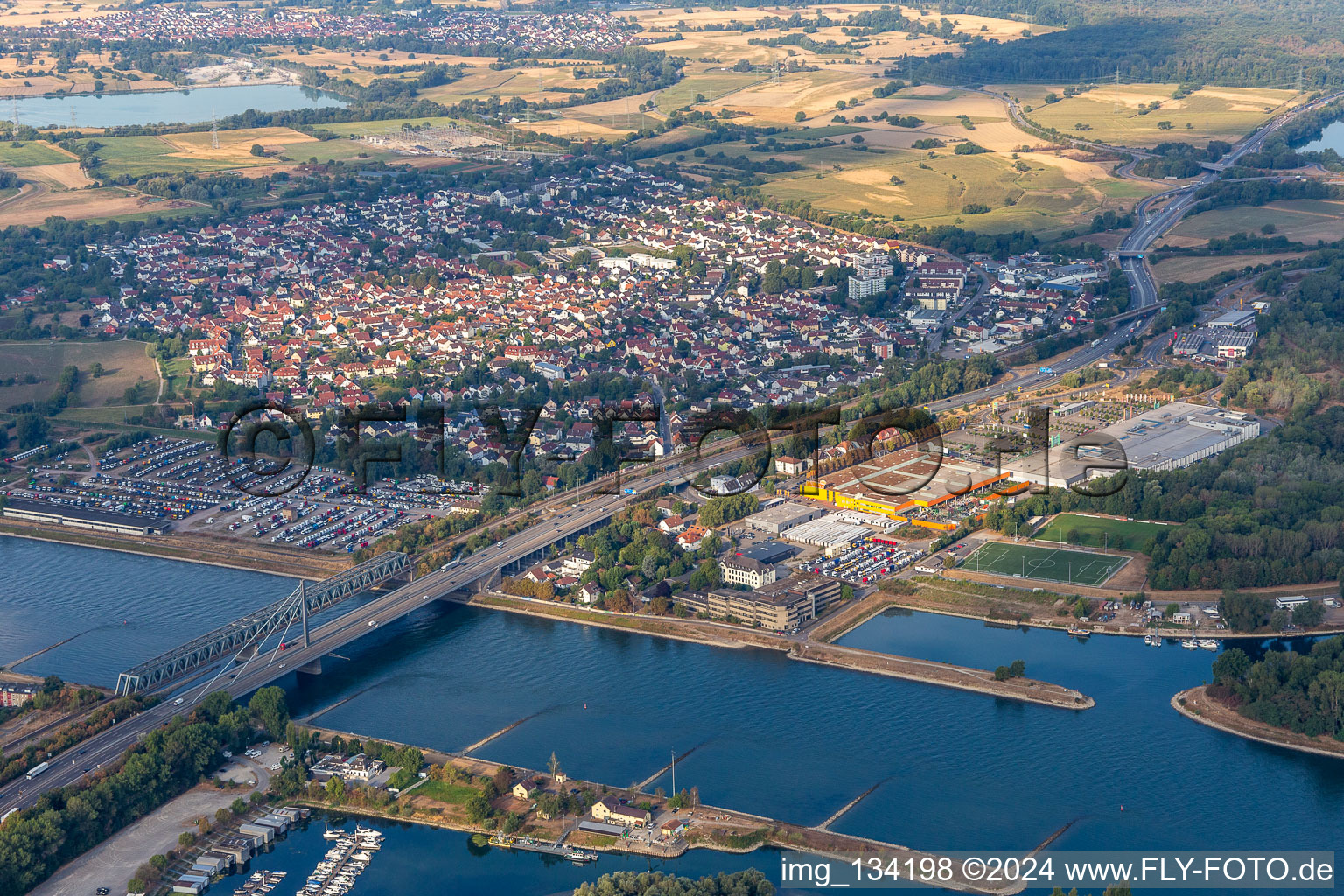 Vue aérienne de Ponts sur le Rhin et Centre Maximilien Maximiliansau à le quartier Maximiliansau in Wörth am Rhein dans le département Rhénanie-Palatinat, Allemagne