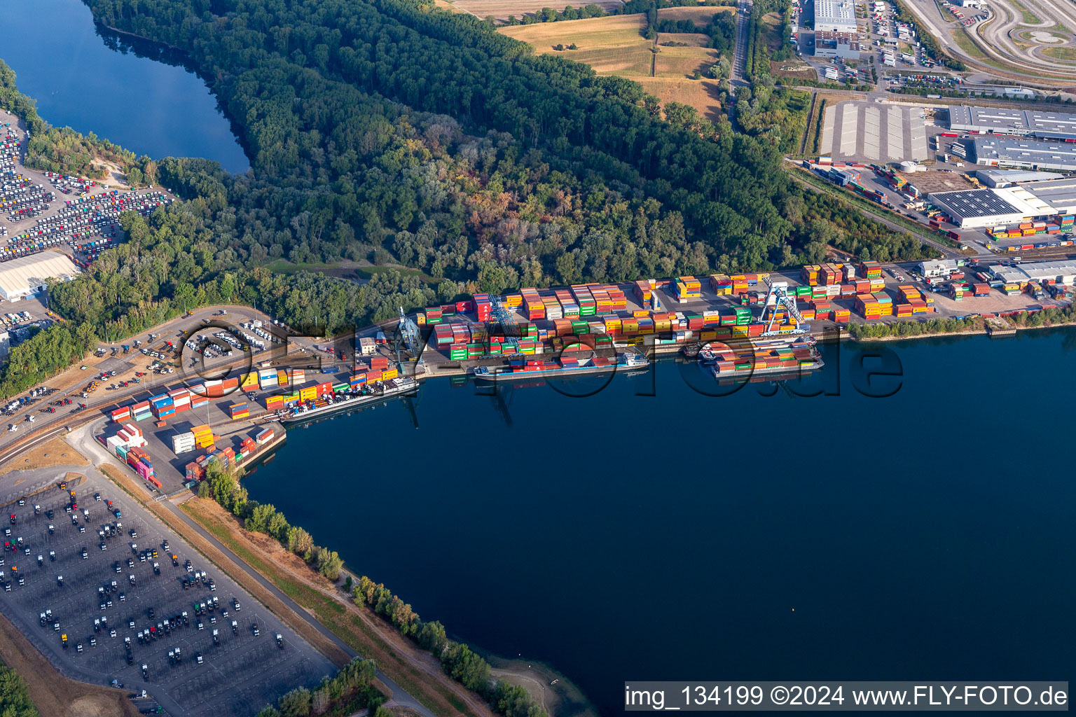 Vue aérienne de Contargo Wörth-Karlsruhe GmbH dans le port à conteneurs à le quartier Maximiliansau in Wörth am Rhein dans le département Rhénanie-Palatinat, Allemagne