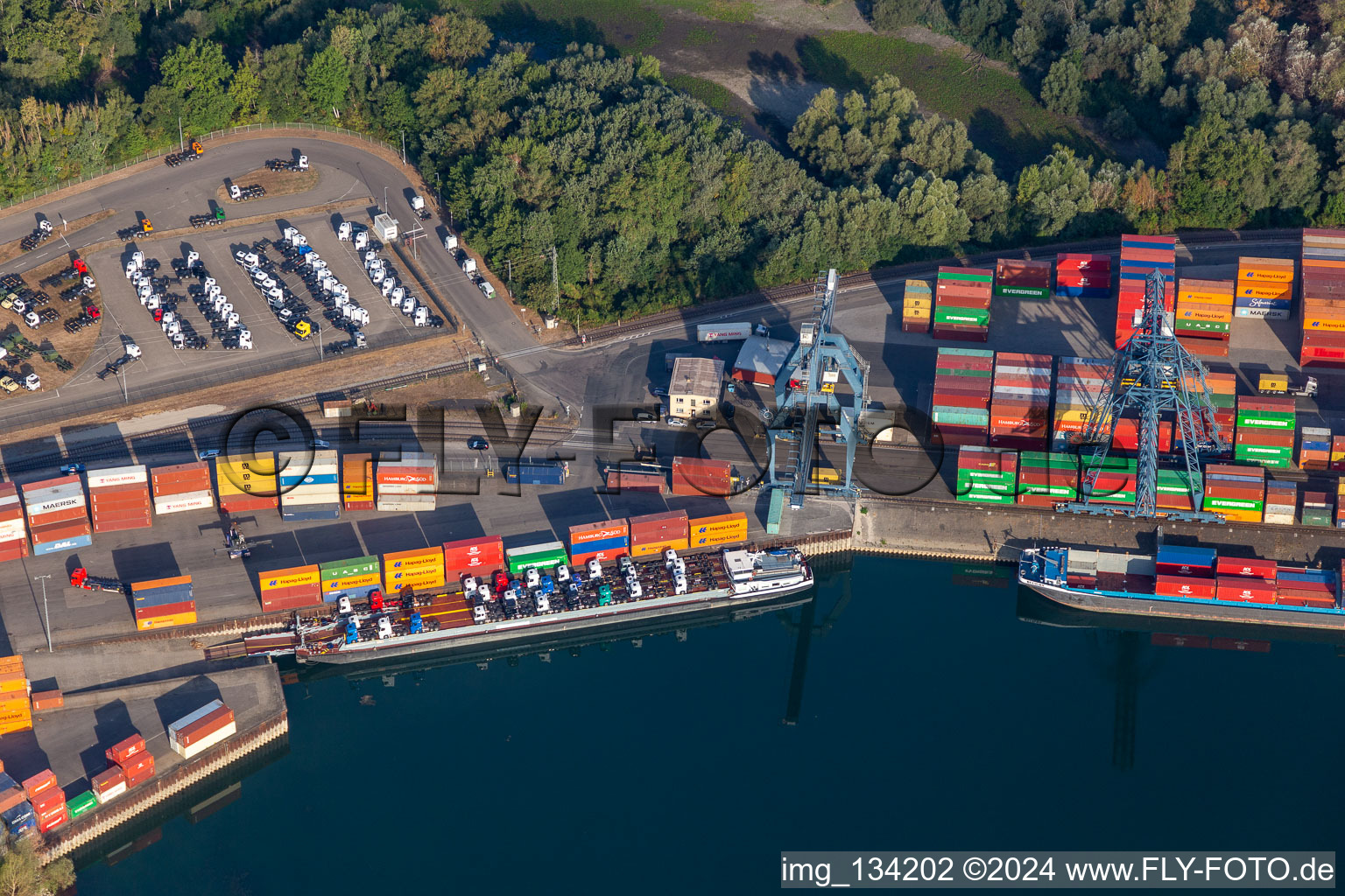 Vue oblique de Contargo Wörth-Karlsruhe GmbH dans le port à conteneurs à le quartier Maximiliansau in Wörth am Rhein dans le département Rhénanie-Palatinat, Allemagne