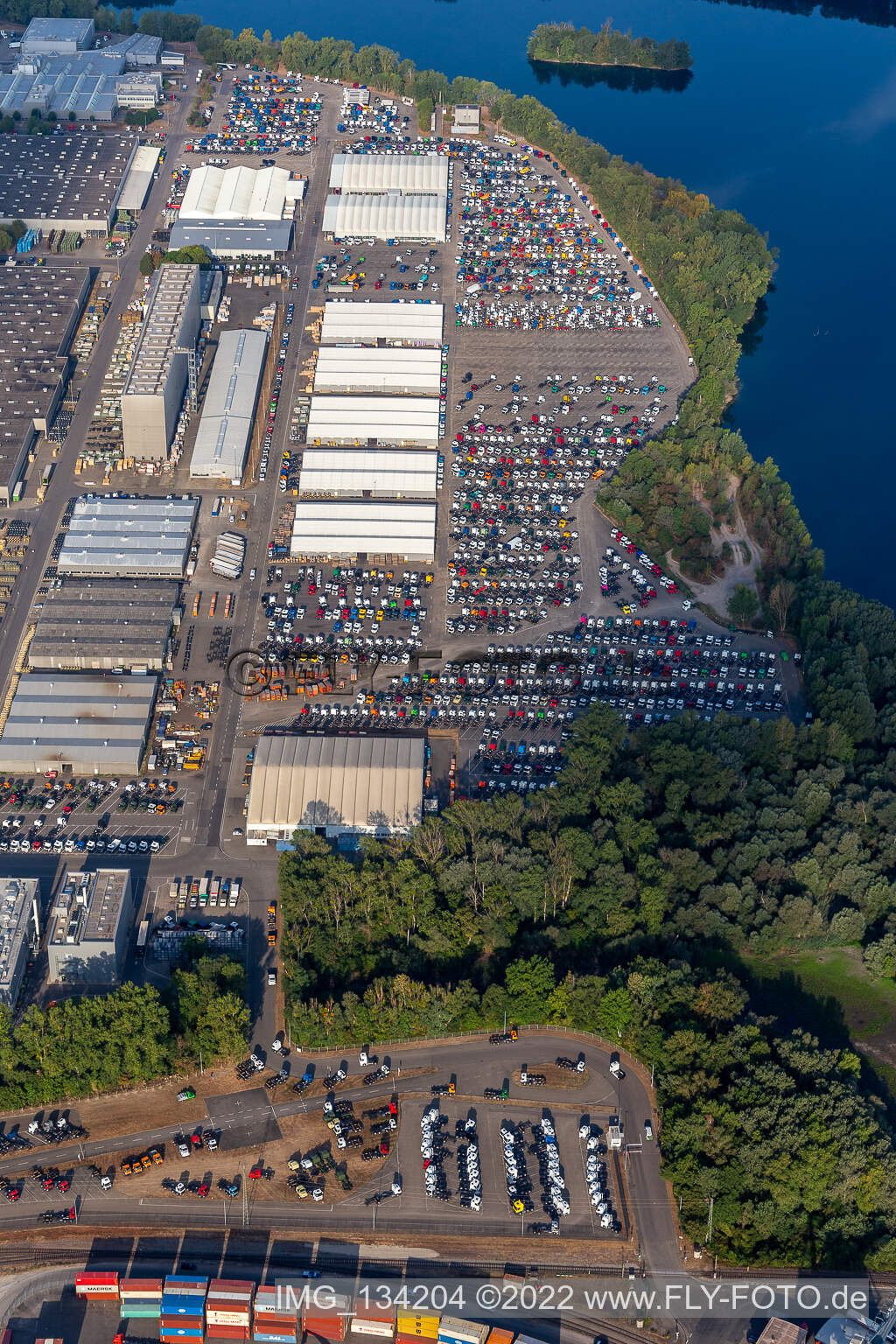 Vue aérienne de Nouveaux camions garés dans l'usine de Wörth de Daimler Truck AG, Mercedes-Benz à le quartier Maximiliansau in Wörth am Rhein dans le département Rhénanie-Palatinat, Allemagne