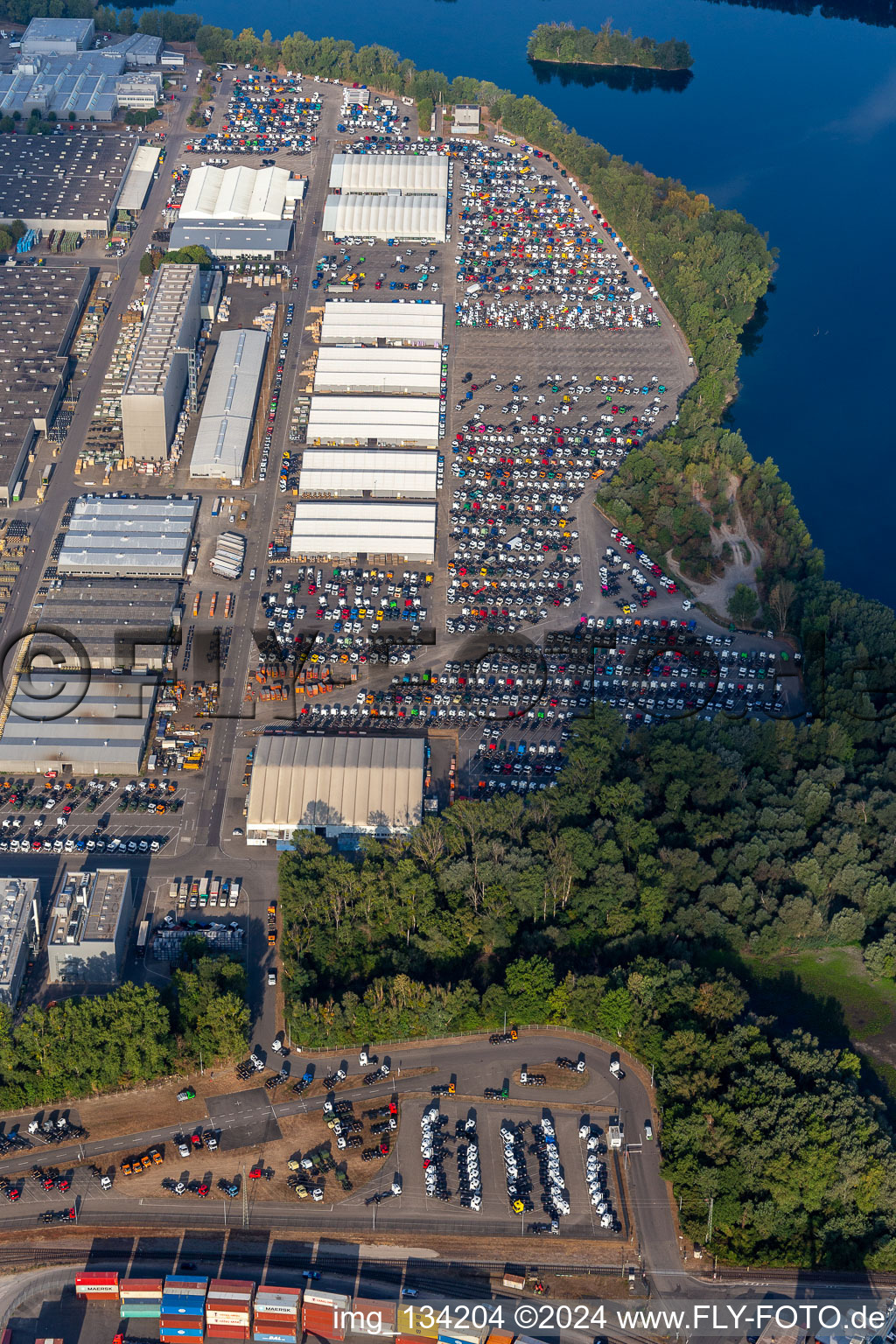 Vue aérienne de Nouveaux camions garés dans l'usine de Wörth de Daimler Truck AG, Mercedes-Benz à le quartier Maximiliansau in Wörth am Rhein dans le département Rhénanie-Palatinat, Allemagne