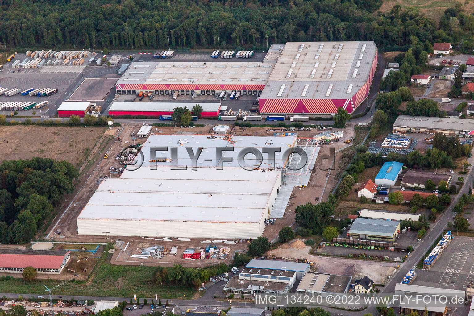 Vue aérienne de Nouveau bâtiment Centre logistique de Hornbach Essingen à le quartier Dreihof in Essingen dans le département Rhénanie-Palatinat, Allemagne