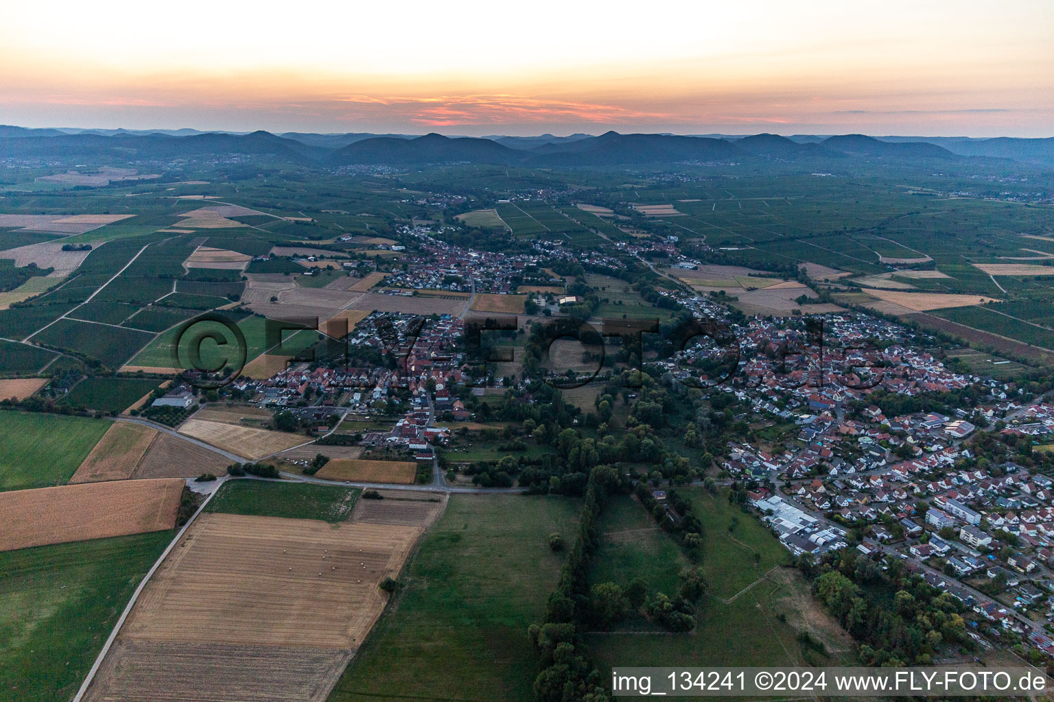 Vue aérienne de Et Billigheim-Ingenheim dans la rémanence à le quartier Mühlhofen in Billigheim-Ingenheim dans le département Rhénanie-Palatinat, Allemagne