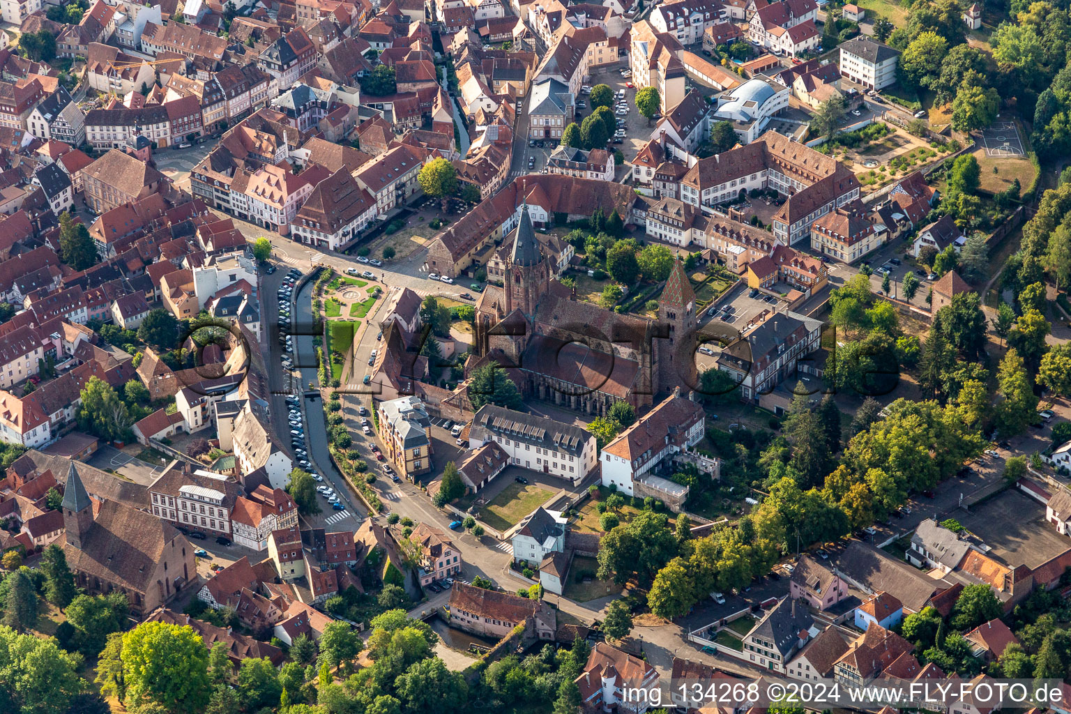 Vue aérienne de Abbatiale Saint-Pierre-et-Paul Saint-Pierre-et-Saint-Paul à Wissembourg dans le département Bas Rhin, France