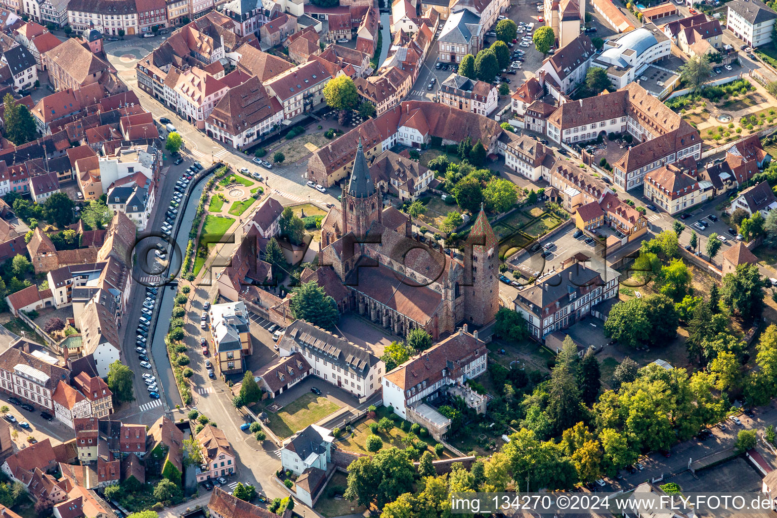 Vue aérienne de Abbatiale Saint-Pierre-et-Paul Saint-Pierre-et-Saint-Paul à Wissembourg dans le département Bas Rhin, France