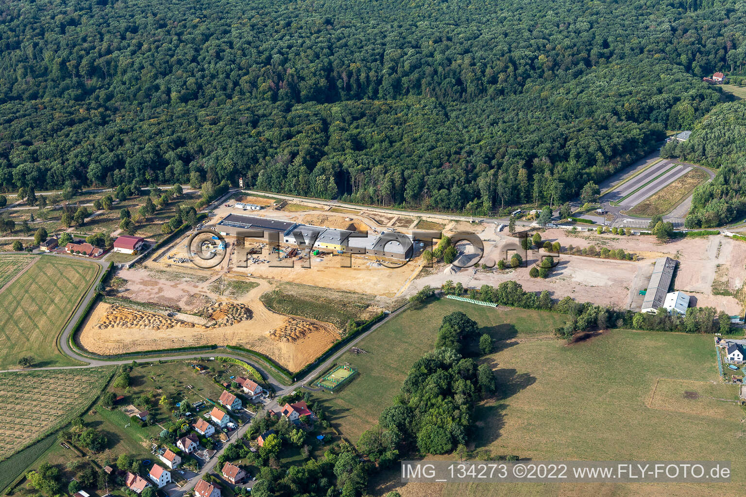 Vue aérienne de Surface commerciale sur le site de l'ancienne caserne à Drachenbronn-Birlenbach dans le département Bas Rhin, France