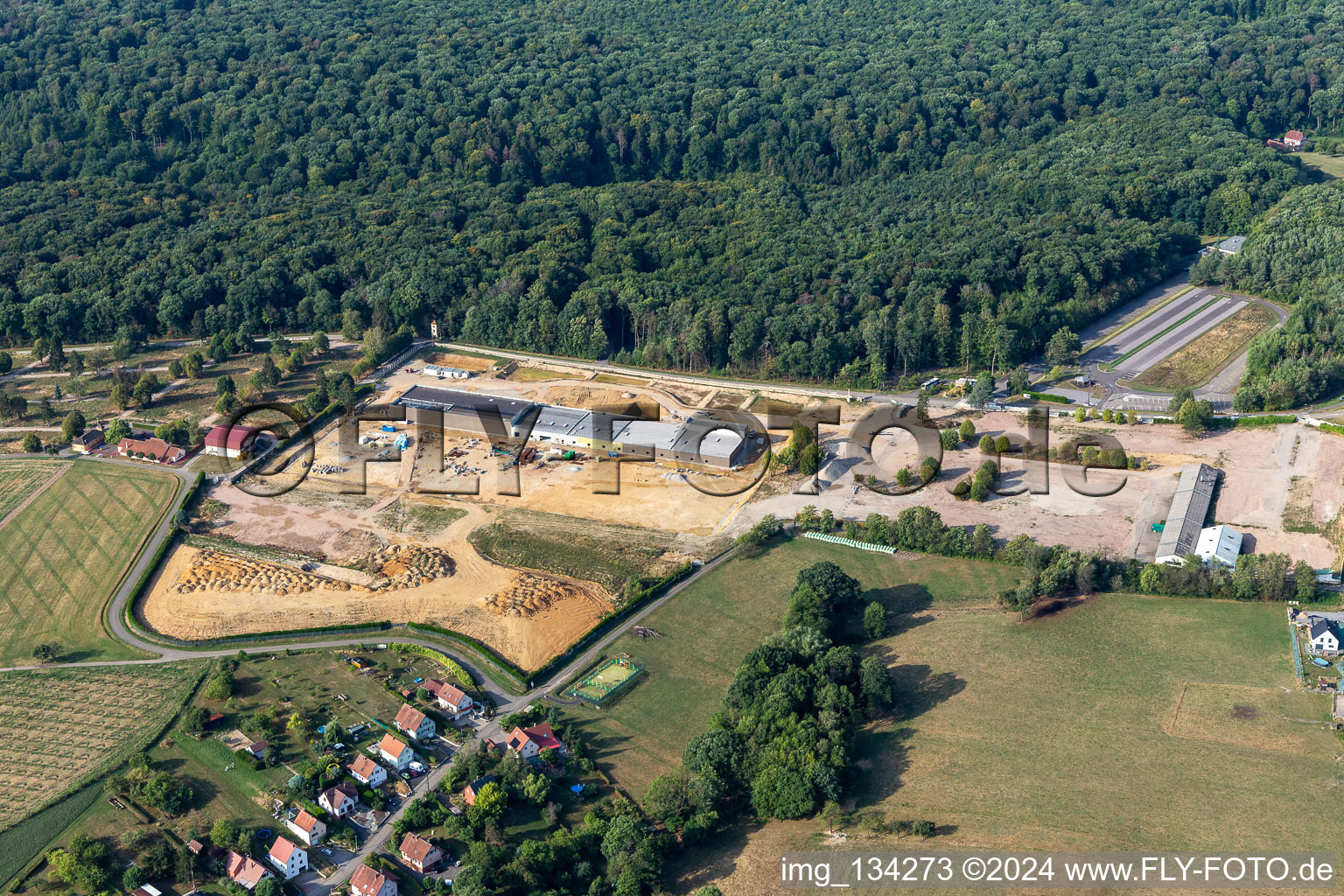 Vue aérienne de Surface commerciale sur le site de l'ancienne caserne à Drachenbronn-Birlenbach dans le département Bas Rhin, France