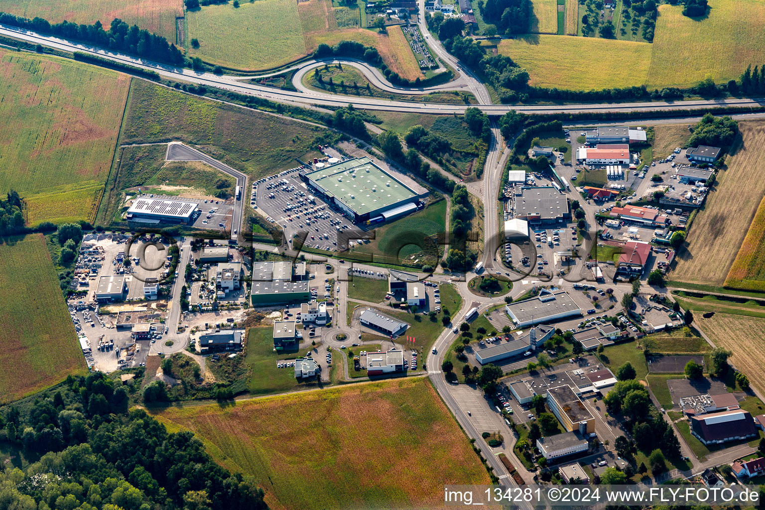 Vue aérienne de Zone commerciale à Soultz-sous-Forêts dans le département Bas Rhin, France