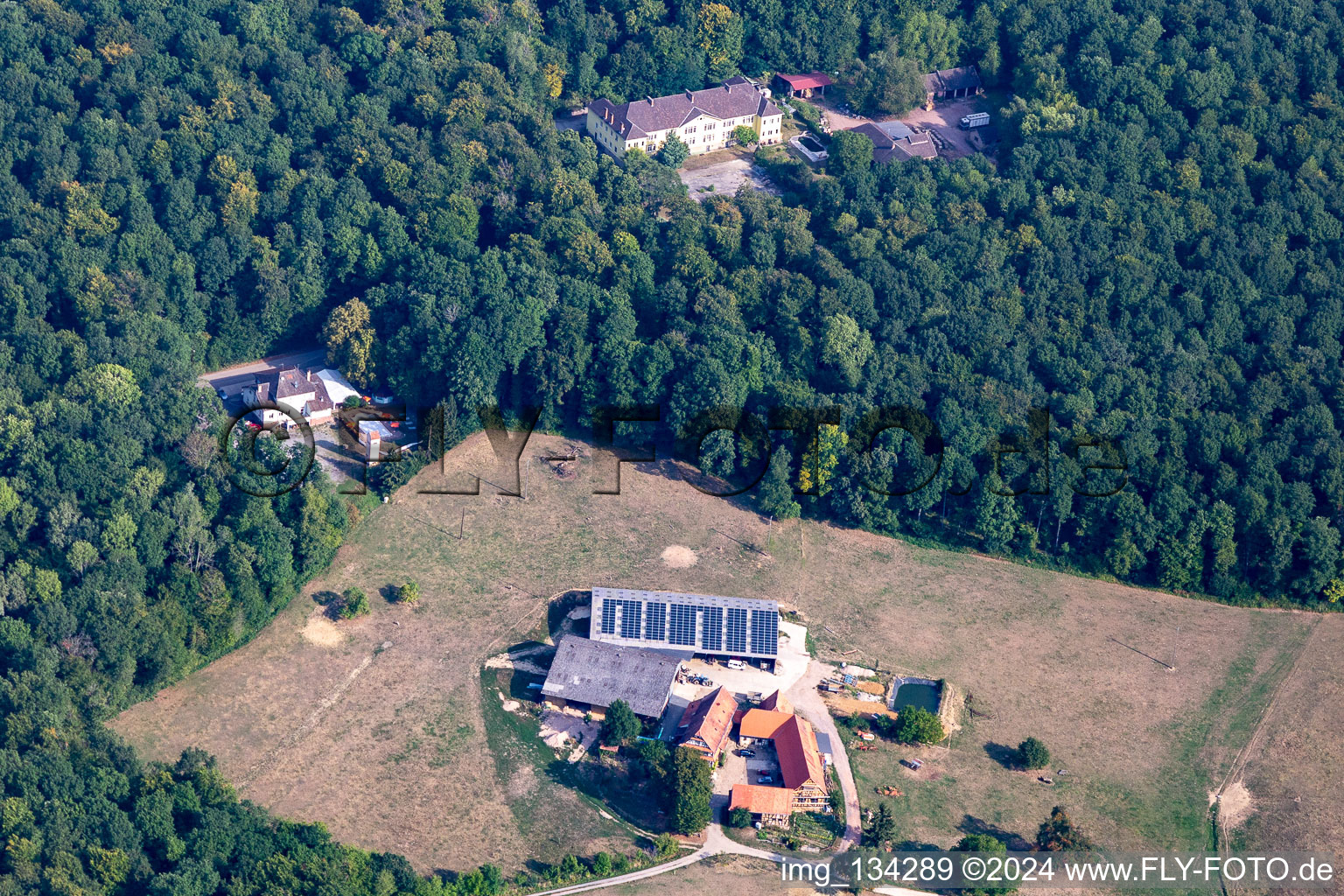 Vue aérienne de Ferme Grasersloch, Restaurant La Ligne Maginot à Hunspach dans le département Bas Rhin, France