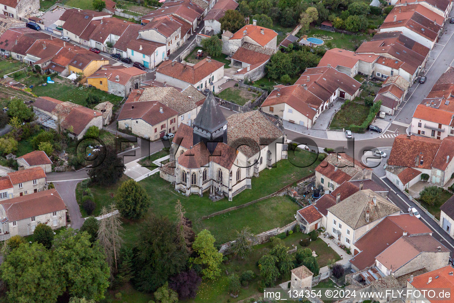 Vue aérienne de Église à Poissons dans le département Haute Marne, France