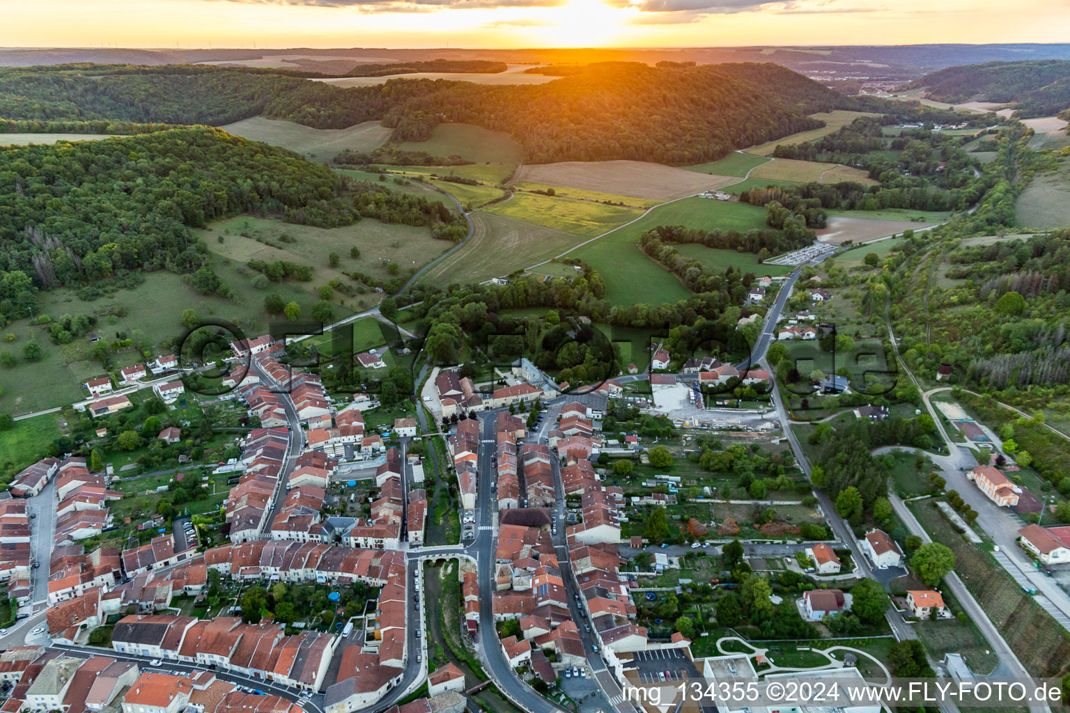 Vue aérienne de Coucher de soleil à Poissons dans le département Haute Marne, France