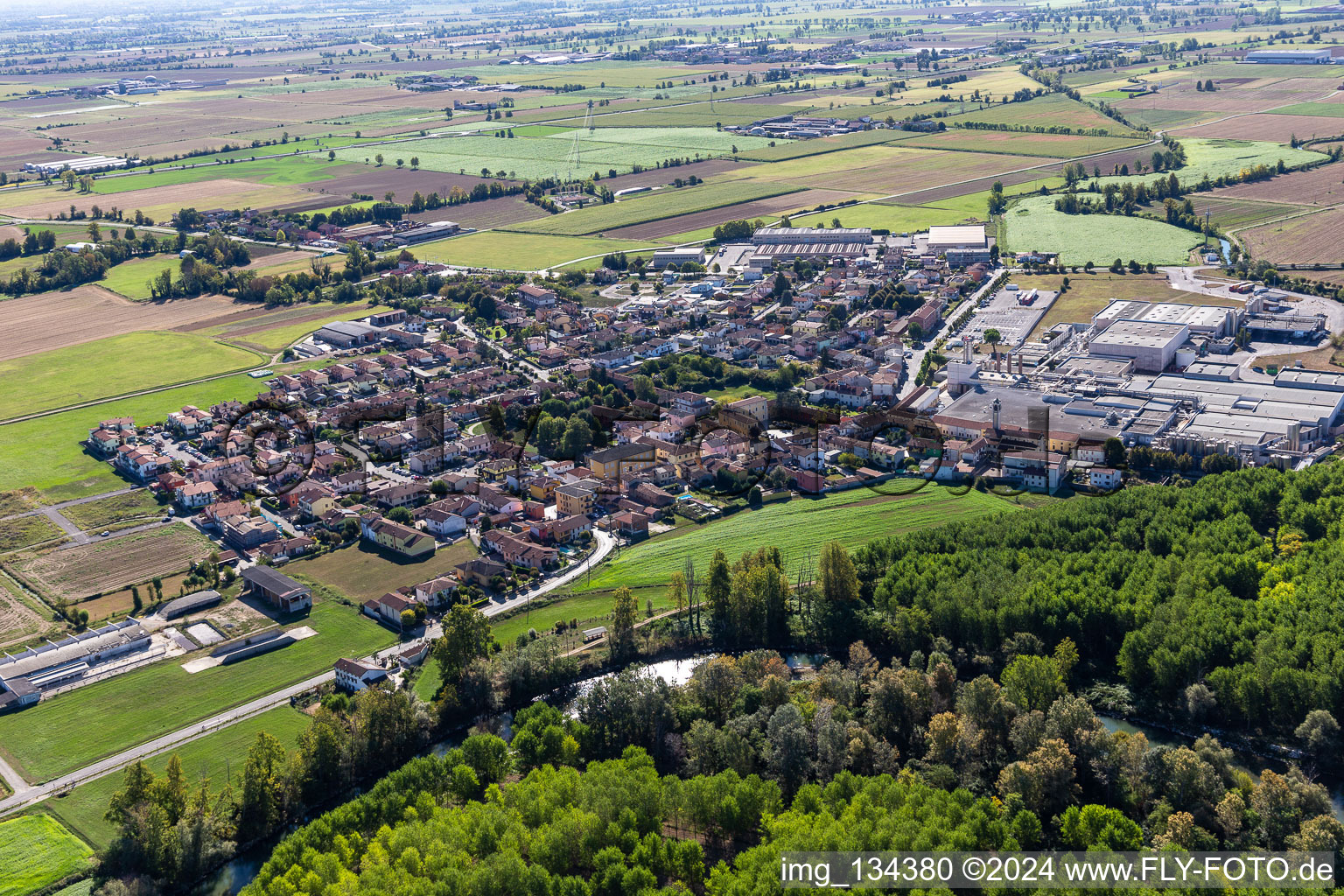 Vue aérienne de Casale Cremasco-Vidolasco dans le département Cremona, Italie