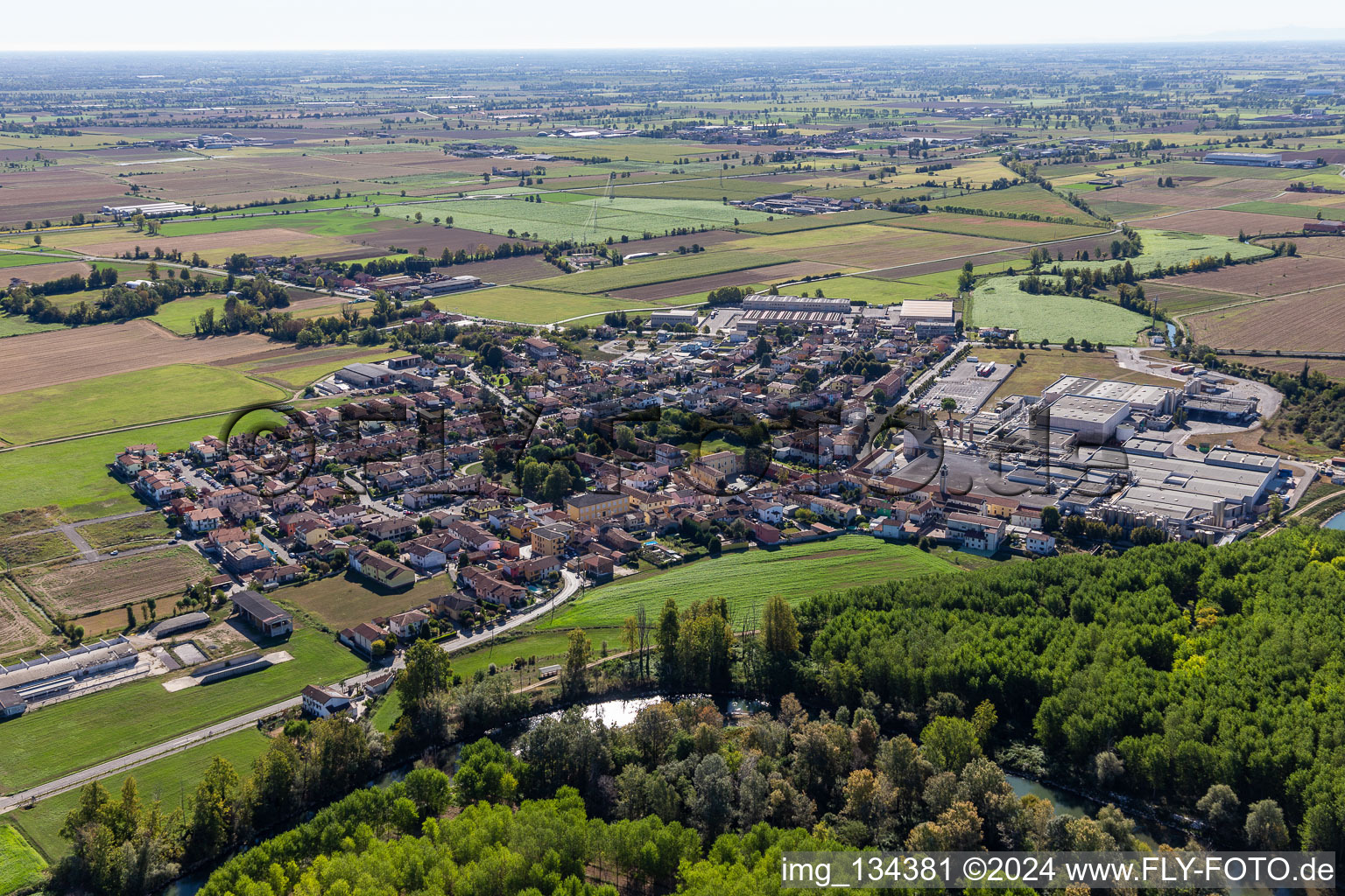 Vue aérienne de Casale Cremasco-Vidolasco dans le département Cremona, Italie