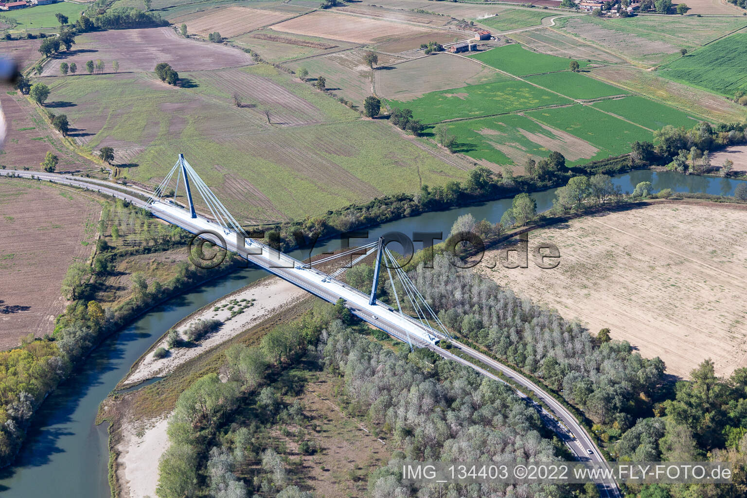 Vue aérienne de Pont sur l'Adda Ponte di Boccaserio à Bertonico dans le département Lodi, Italie
