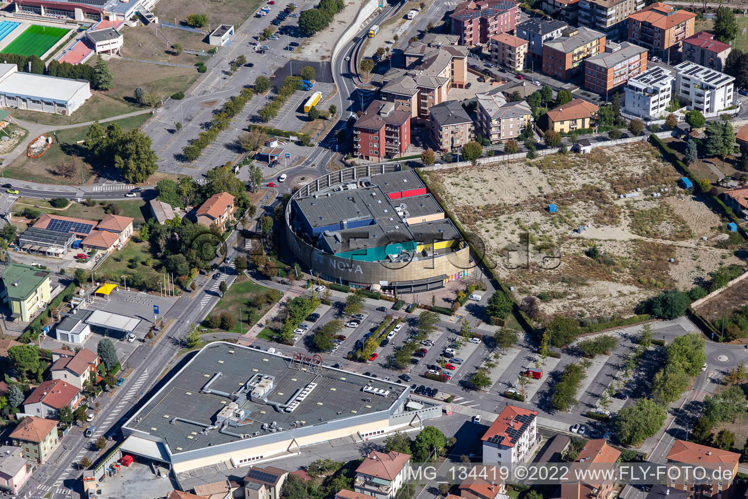 Vue aérienne de Multiplexe Porta Nova à Crema dans le département Cremona, Italie