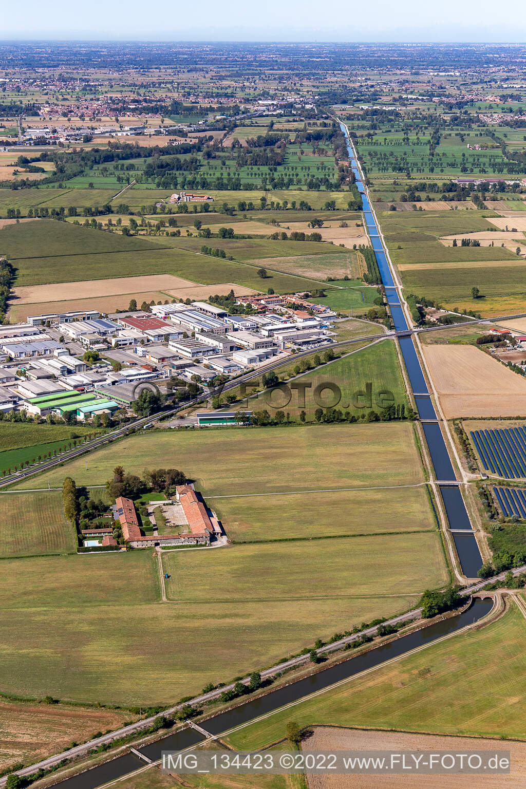 Vue aérienne de Canal Vacchelli à le quartier Santo Stefano in Vairano in Crema dans le département Cremona, Italie