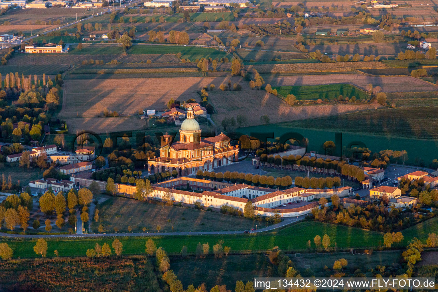 Vue aérienne de Sanctuaire des Caravagesques à Caravaggio dans le département Bergamo, Italie