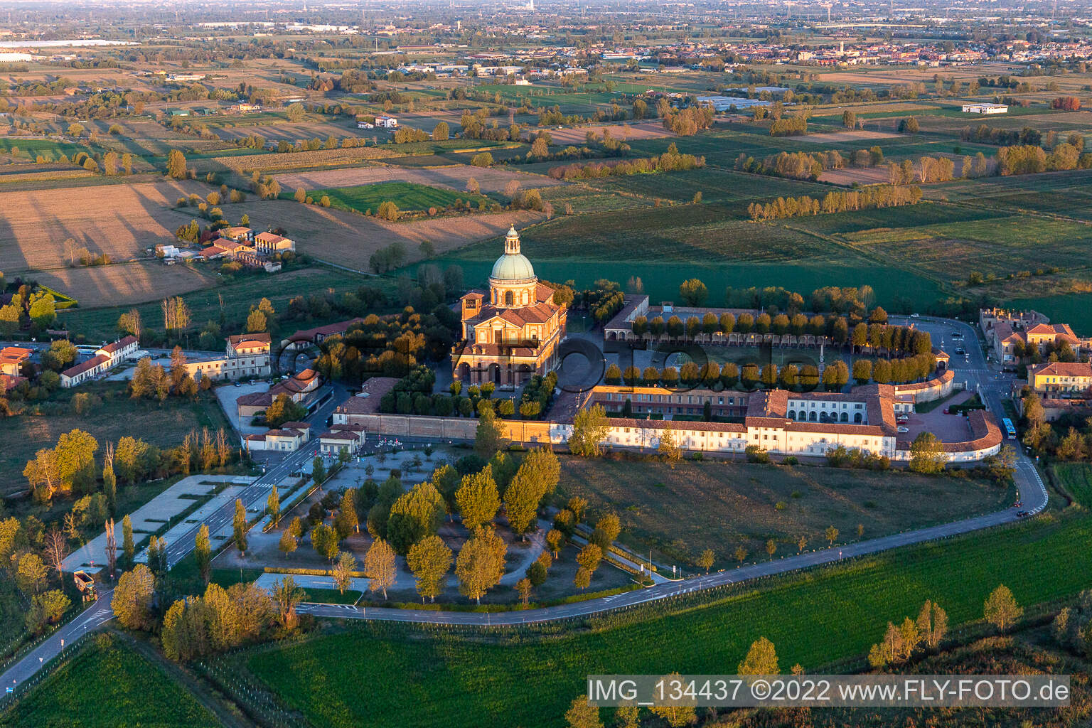 Vue oblique de Sanctuaire des Caravagesques à le quartier Santuario di Caravaggio in Caravaggio dans le département Bergamo, Italie